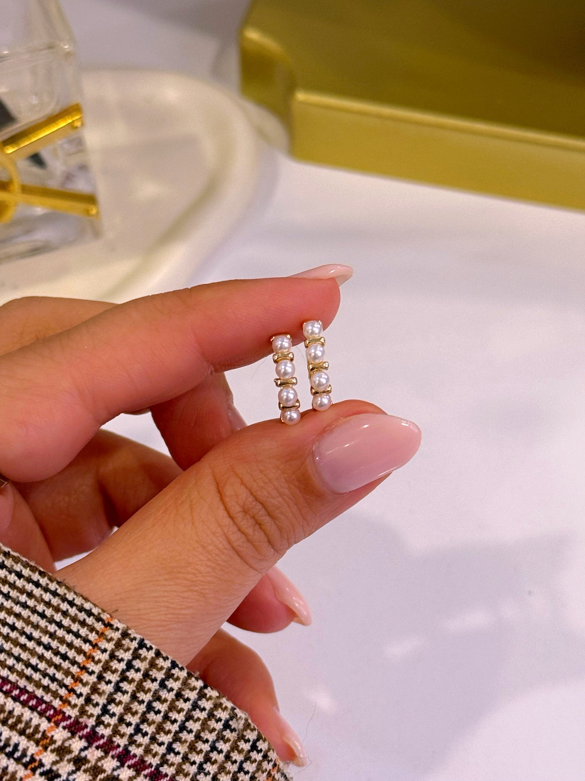 Argolinhas delicadas preenchidas com pérolas | Dourado