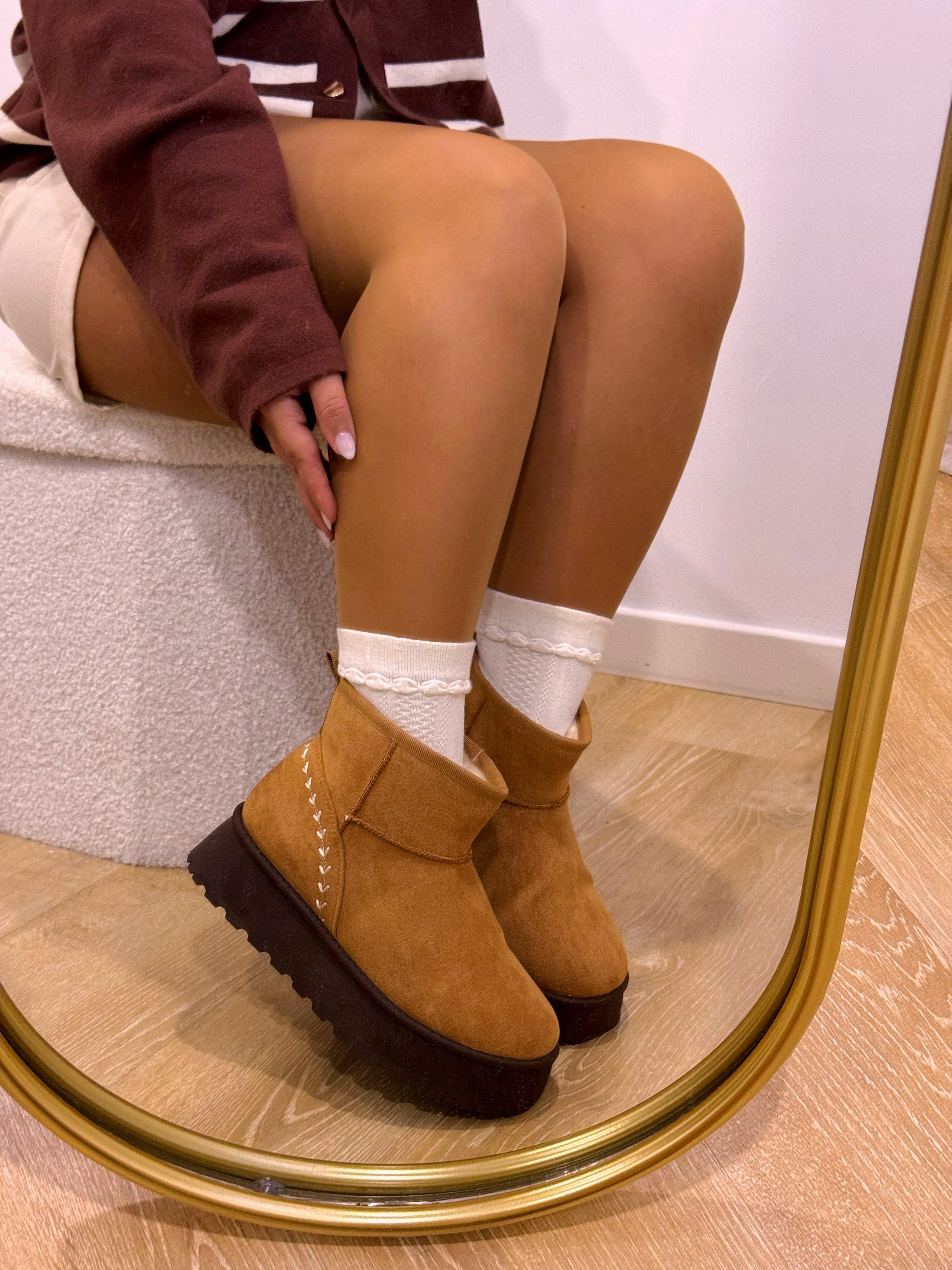 Bota pantufa com pelinho e detalhe bordado | Camel