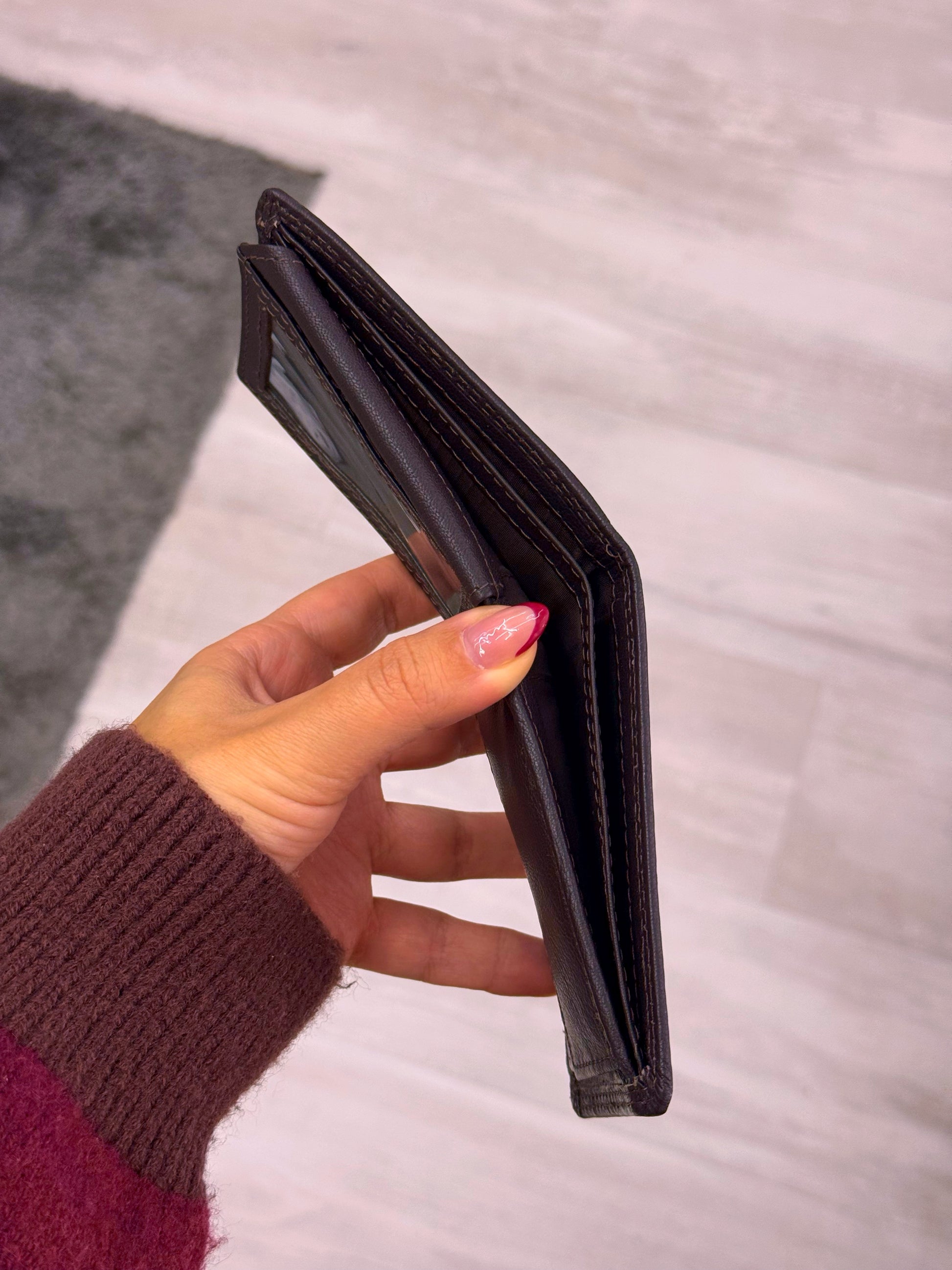 Carteira em pele castanha com costura em contraste