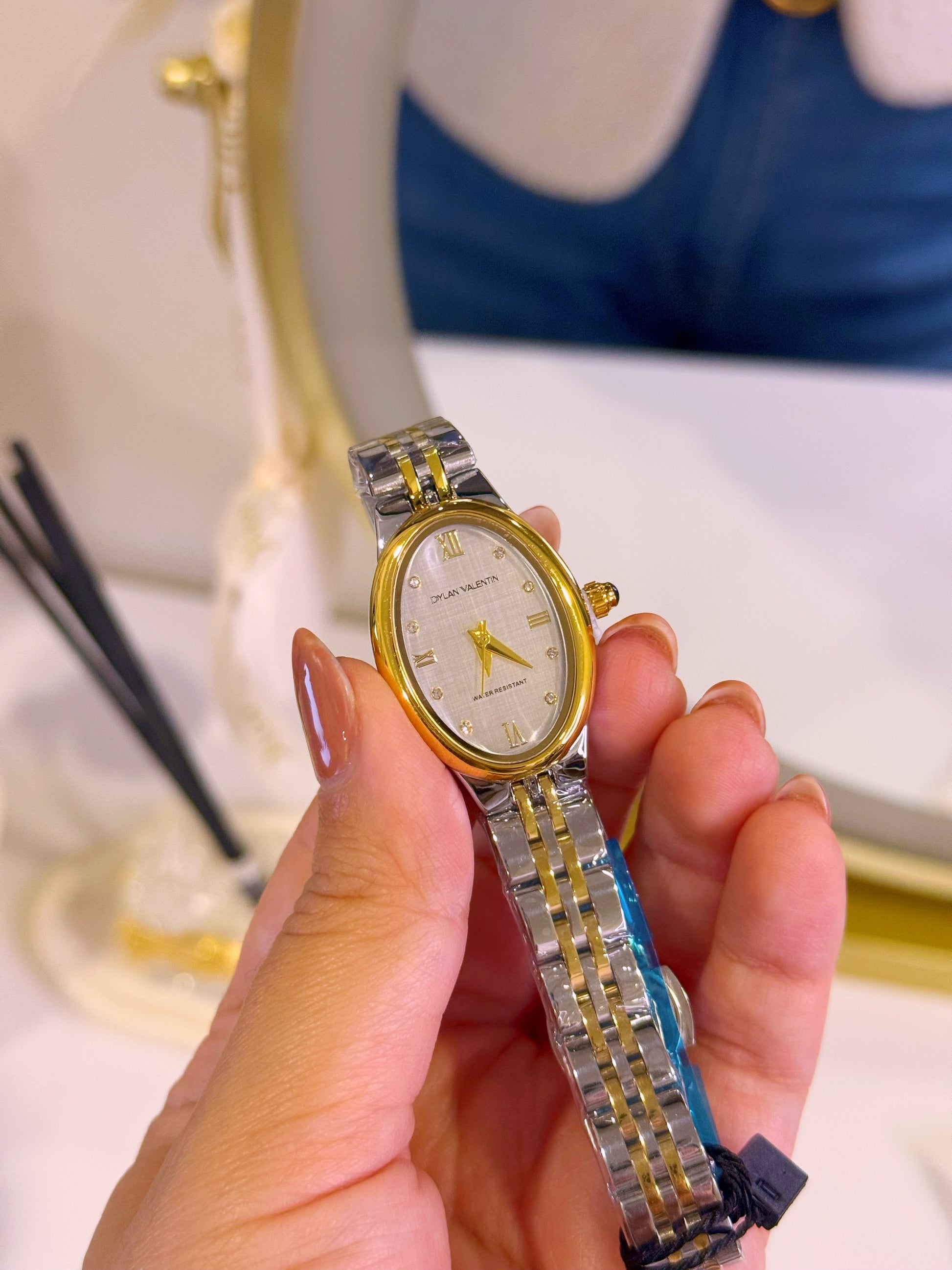 Relógio analógico mostrador oval • prateado e dourado | Fundo Branco