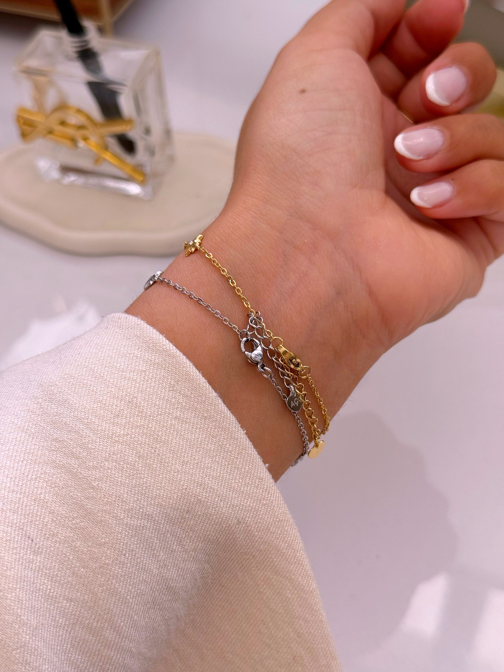 Pulseira delicada com mini estrelinhas e brilhantes  | 2 cores