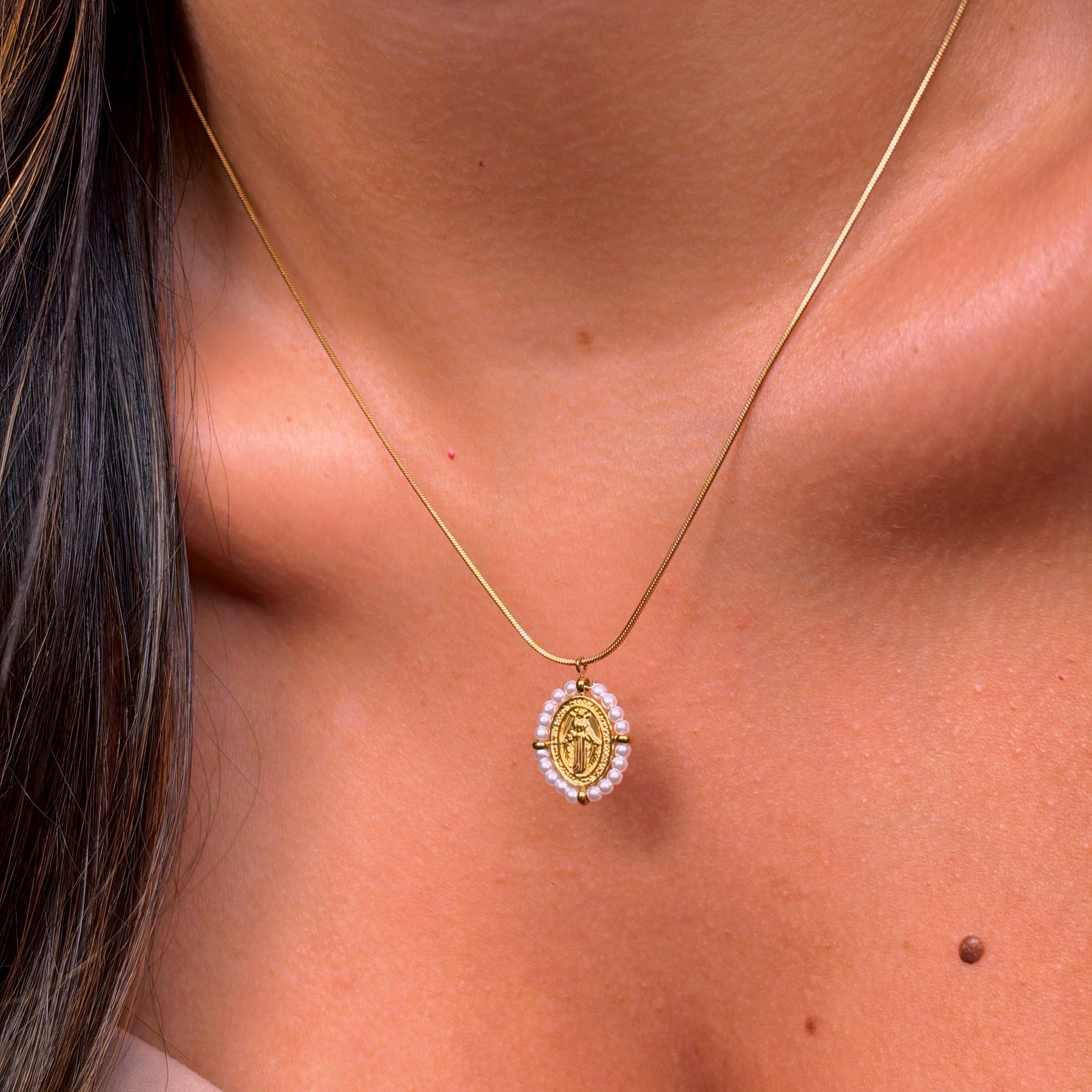 Colar malha fininha com medalha de Nª Senhora e pérolas | Dourado