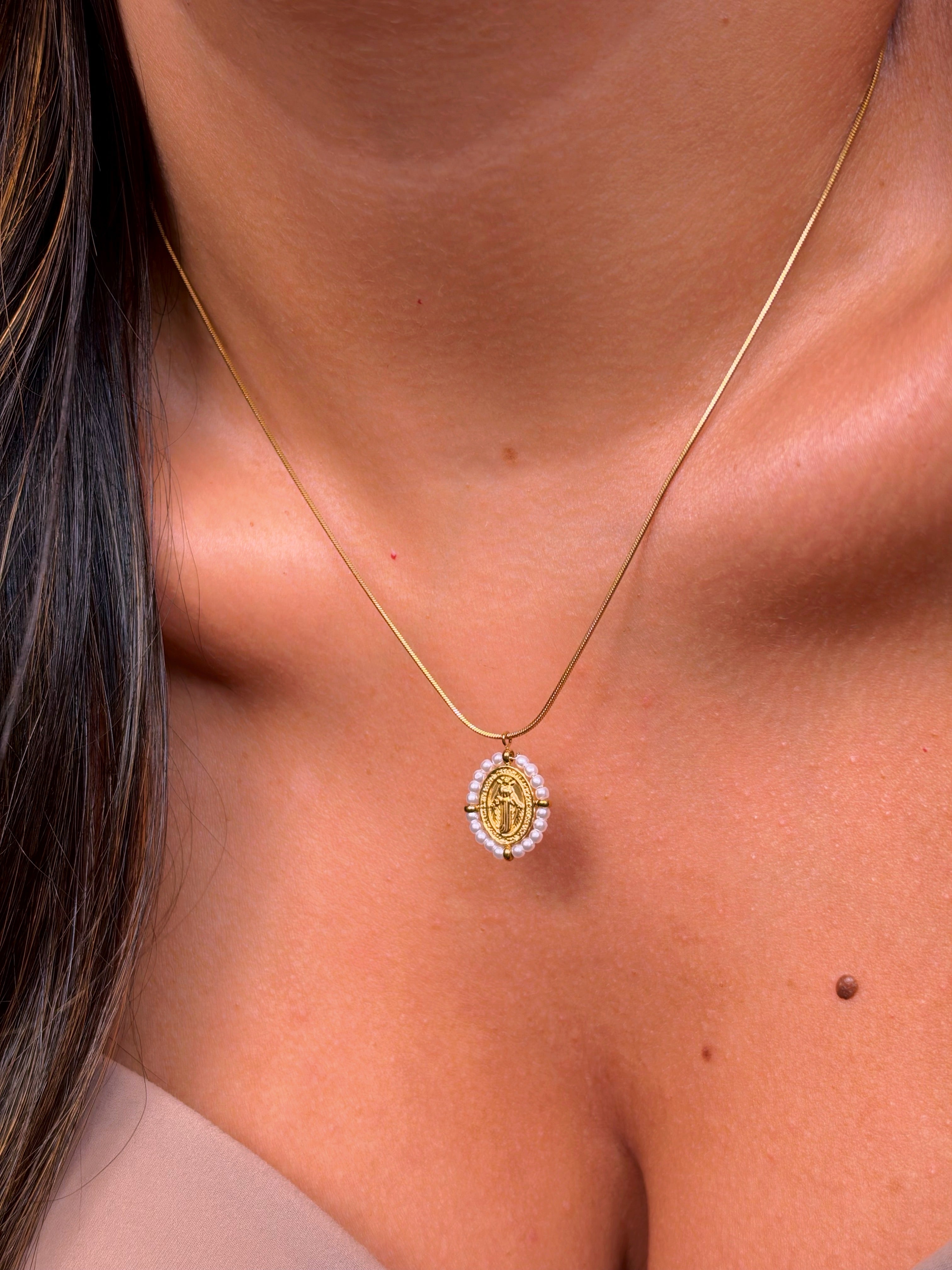 Colar malha fininha com medalha de Nª Senhora e pérolas | Dourado