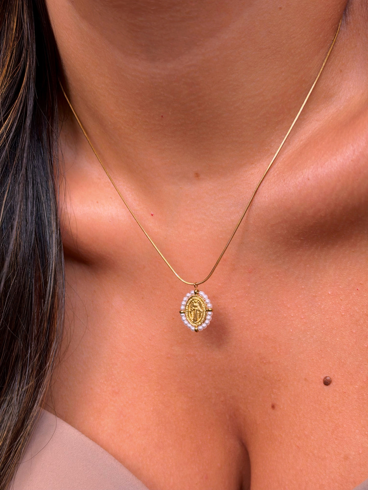 Colar malha fininha com medalha de Nª Senhora e pérolas | Dourado