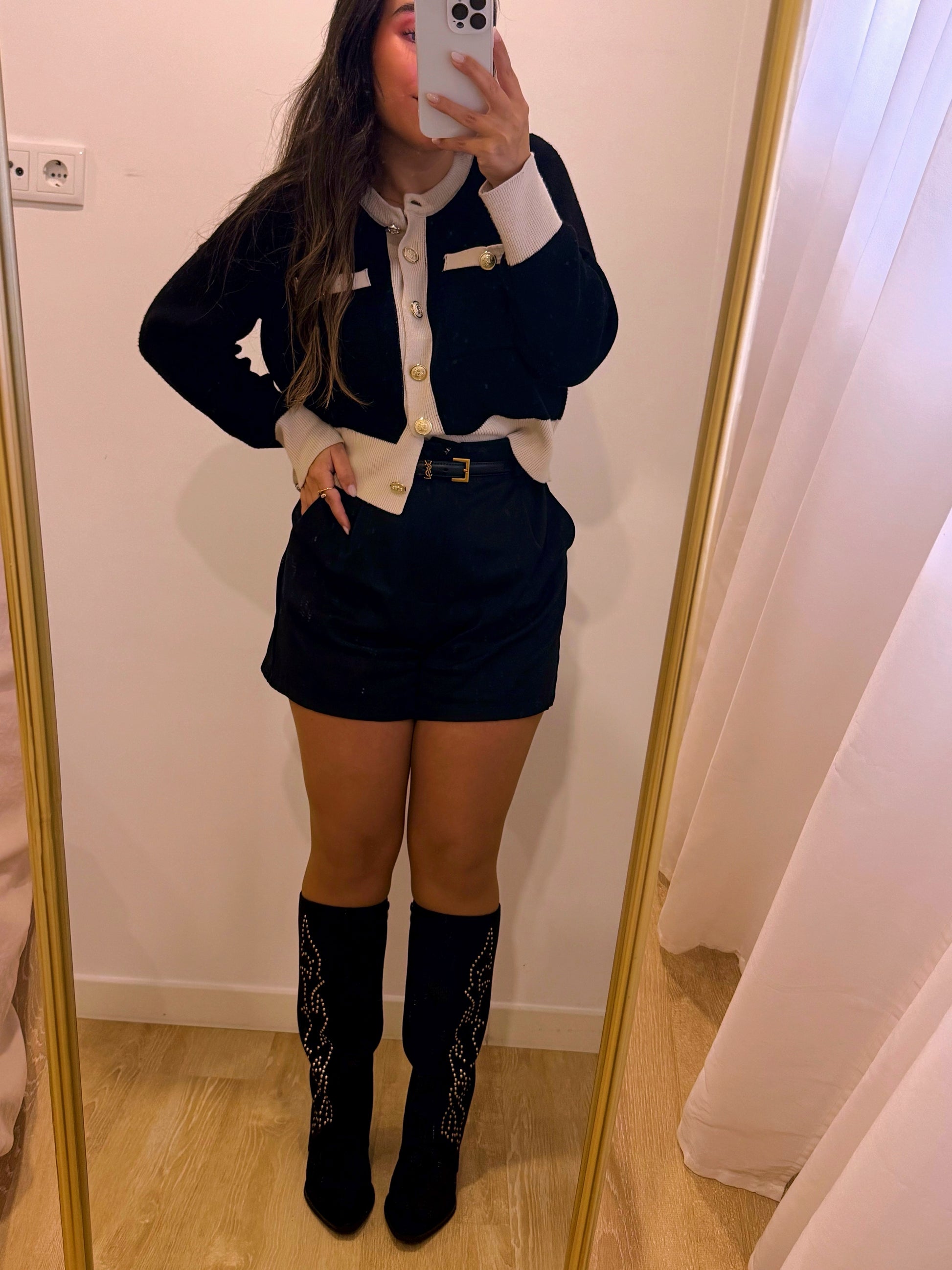 Bota com efeito camurça e pormenores metálicos • Preto