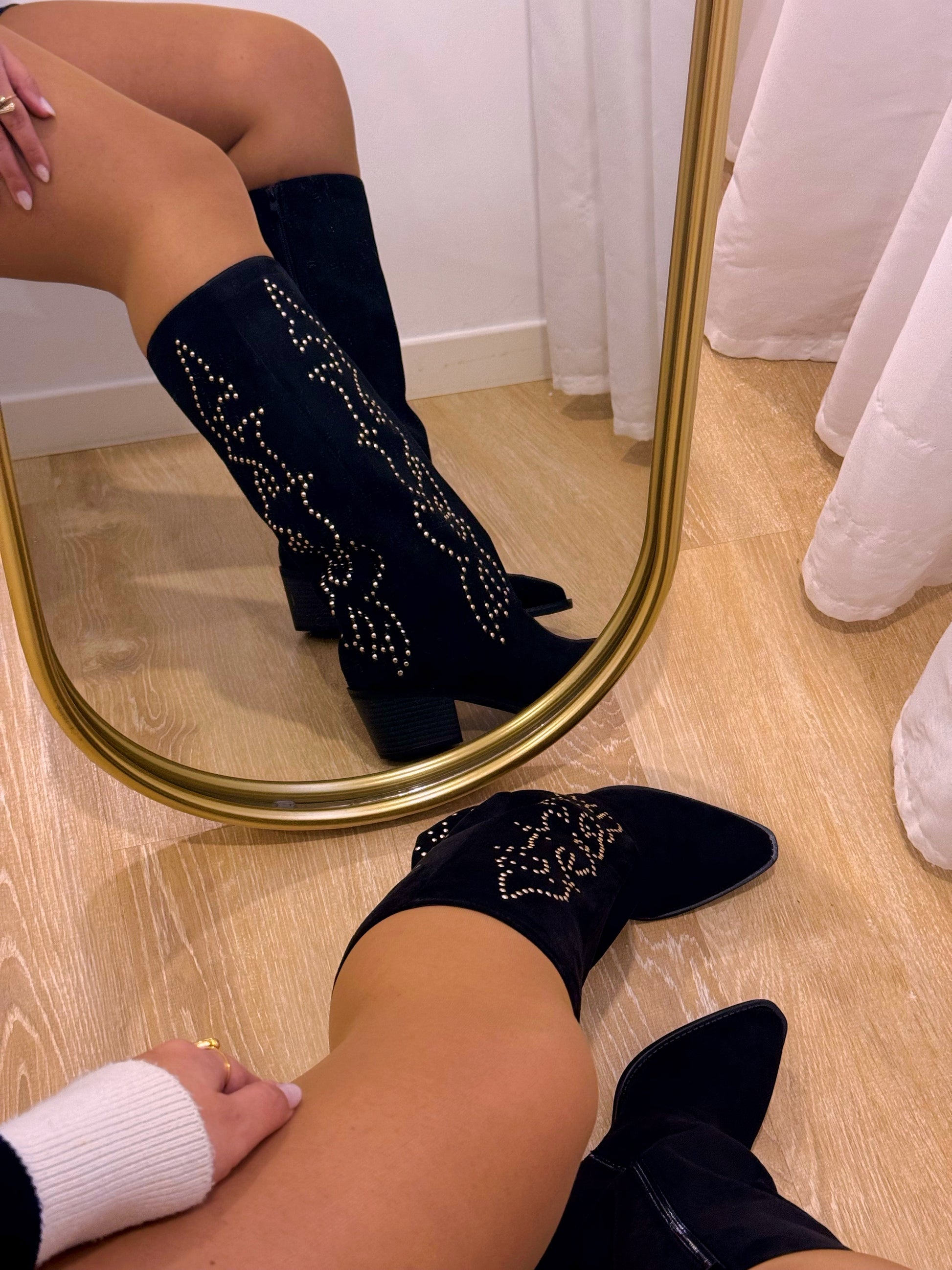 Bota com efeito camurça e pormenores metálicos • Preto