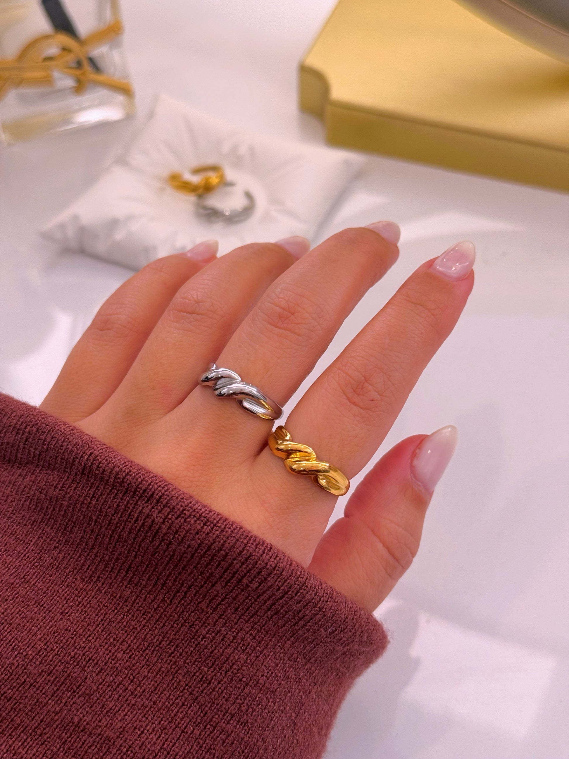 Anel ajustável com efeito torcido em relevo | 2 Cores