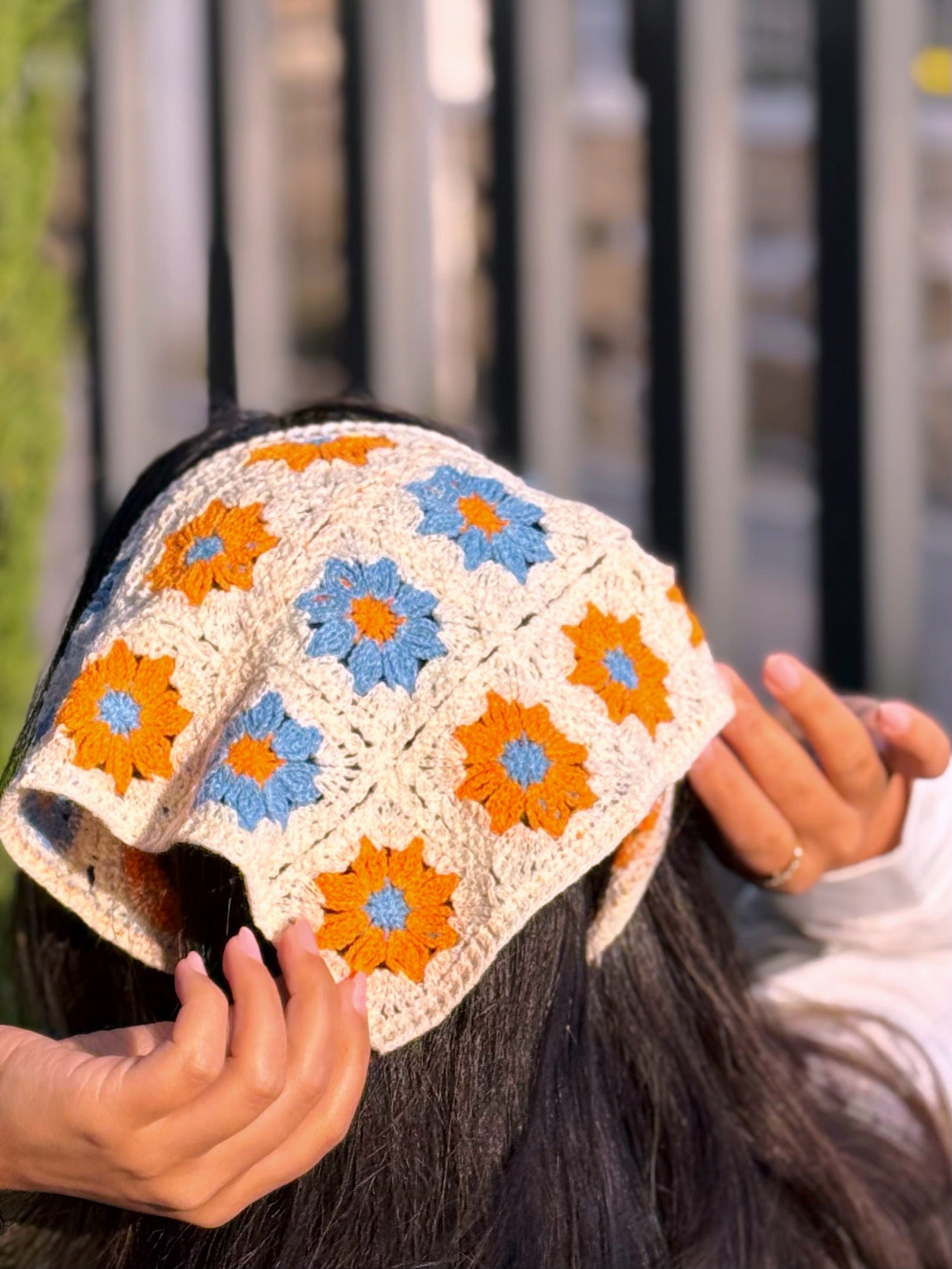 Bandana multifuncional em croché | Bege com Flores Azuis e Laranjas