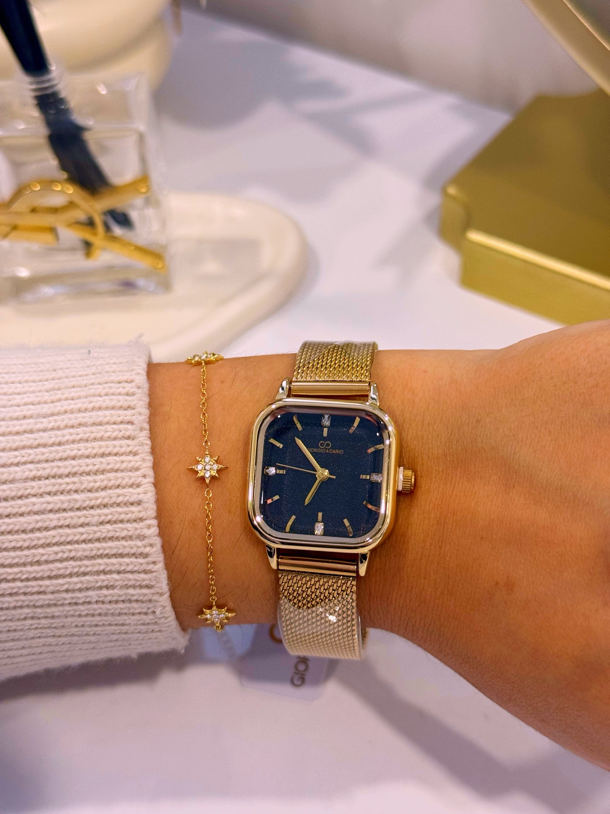 Relógio analógico mostrador quadrado com textura | Dourado com fundo preto