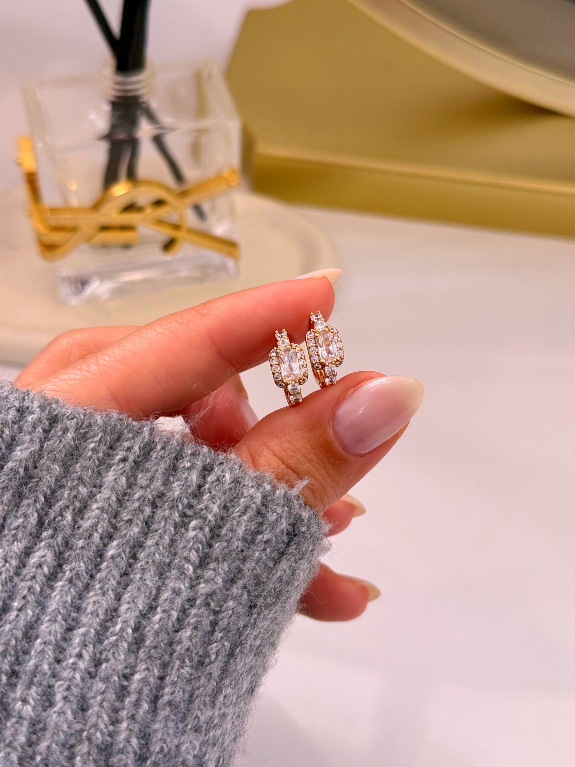 Argolinhas com brilhantes e pedra retangular | Rose Gold