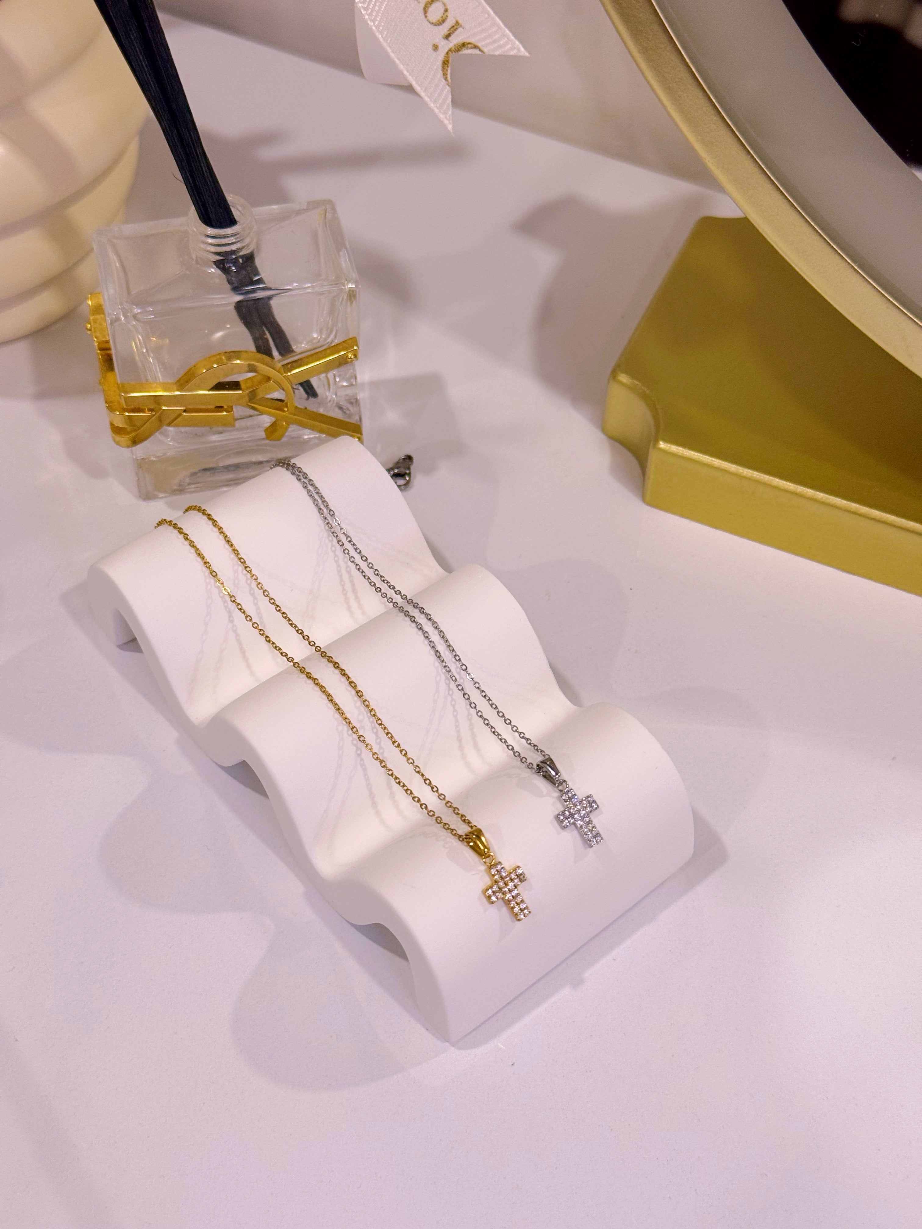 Colar malha fininha com mini cruz em brilhantes | 2 cores