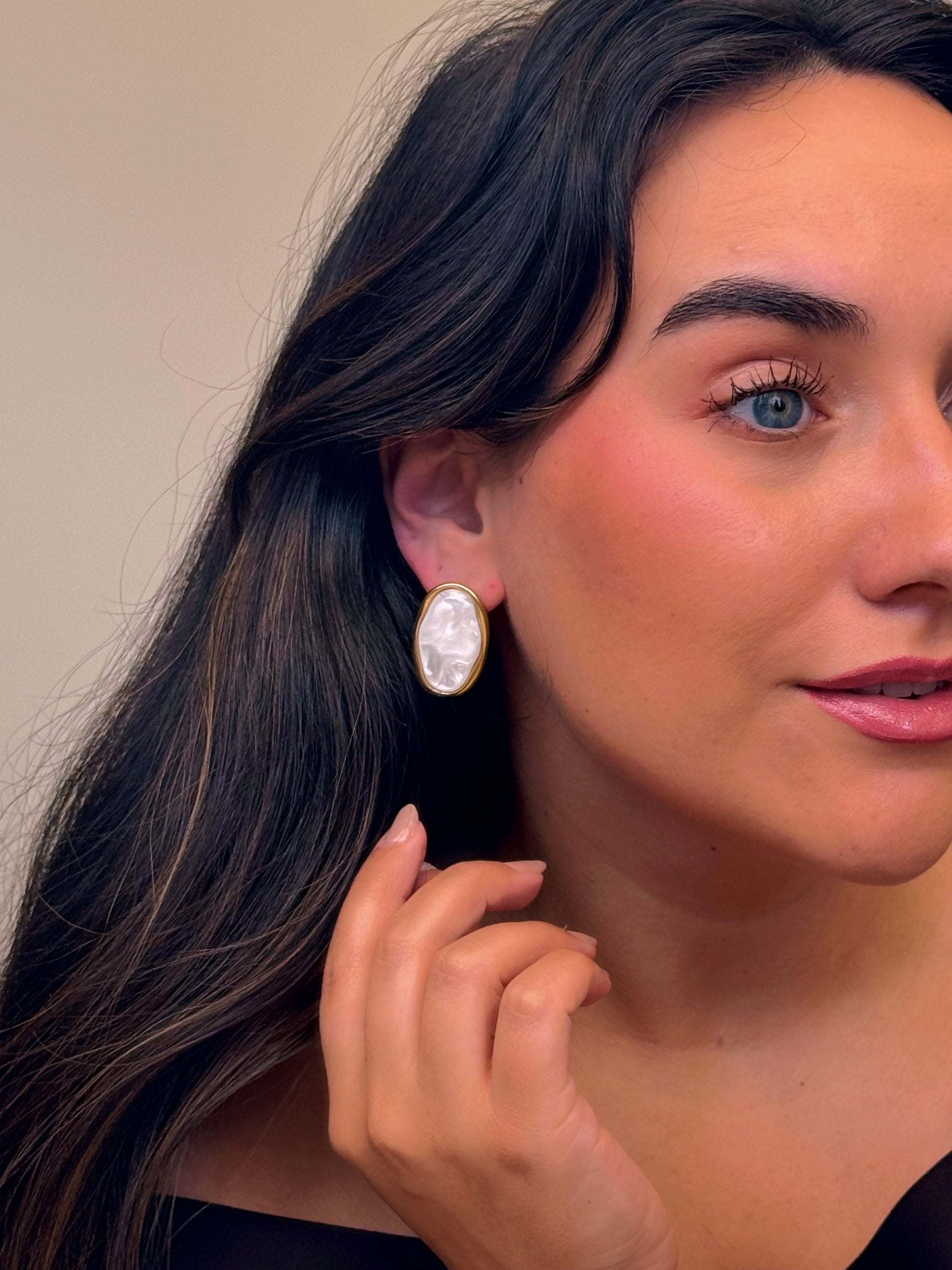 Brincos elegantes irregulares com madre pérola | Dourado