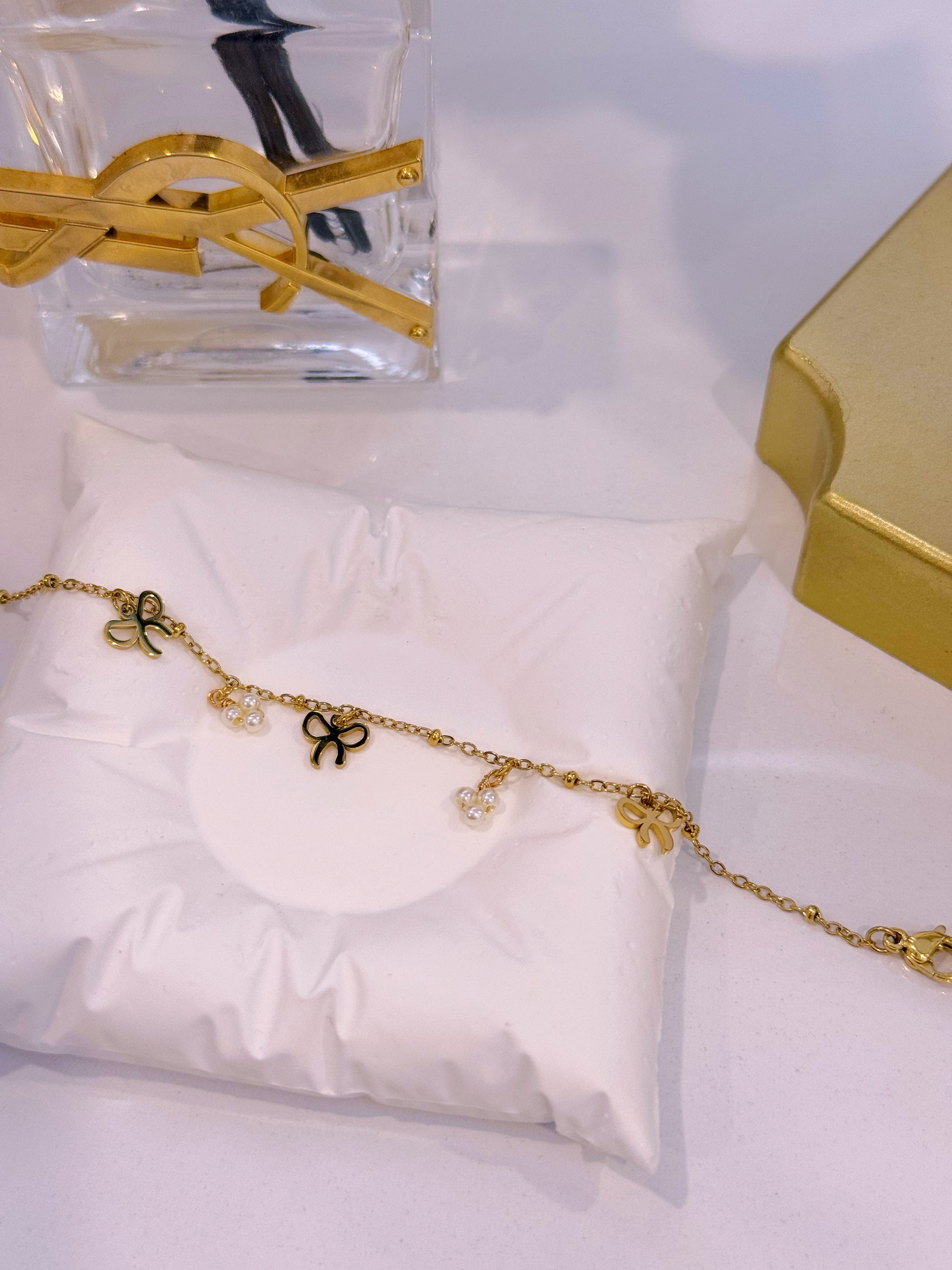 Pulseira delicada com laçinhos e pérolas | Dourada