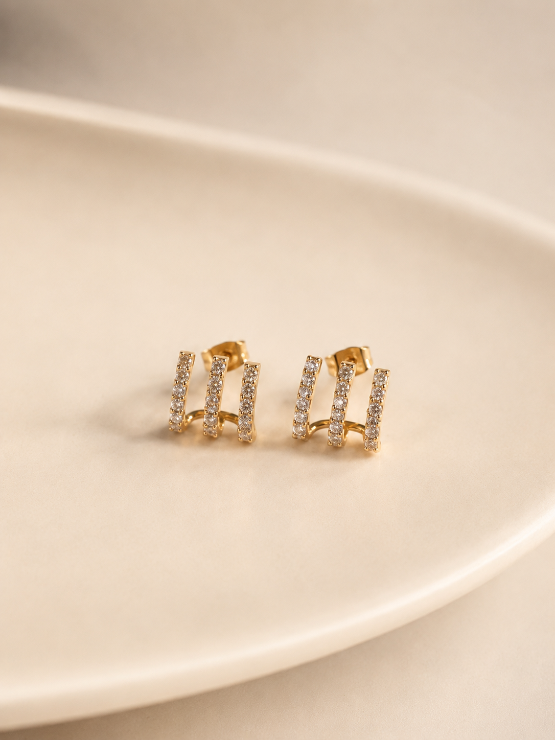 Brincos efeito triplo preenchidos com brilhantes | Dourado