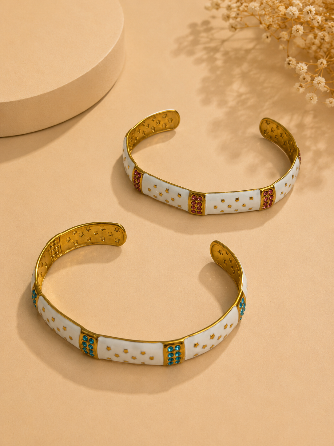 Pulseira Rígida – Escrava Com Esmalte, Estrelinhas e Brilhantes | 2 cores