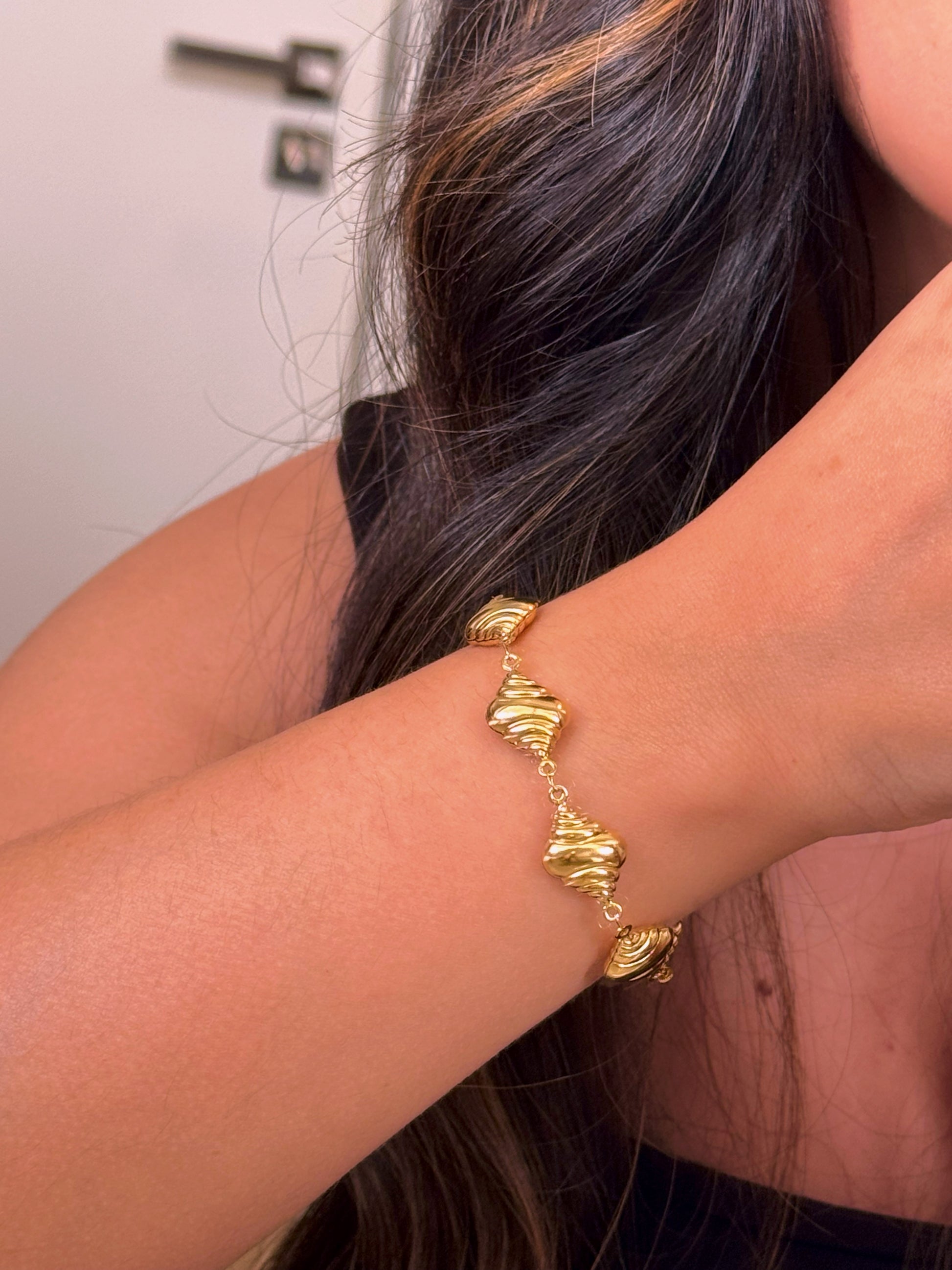 𝐄𝐝𝐢𝐜̧𝐚̃𝐨 𝐋𝐢𝐦𝐢𝐭𝐚𝐝𝐚 𝐕𝐞𝐫𝐚̃𝐨 🐚 Pulseira búzios com relevo | Dourado