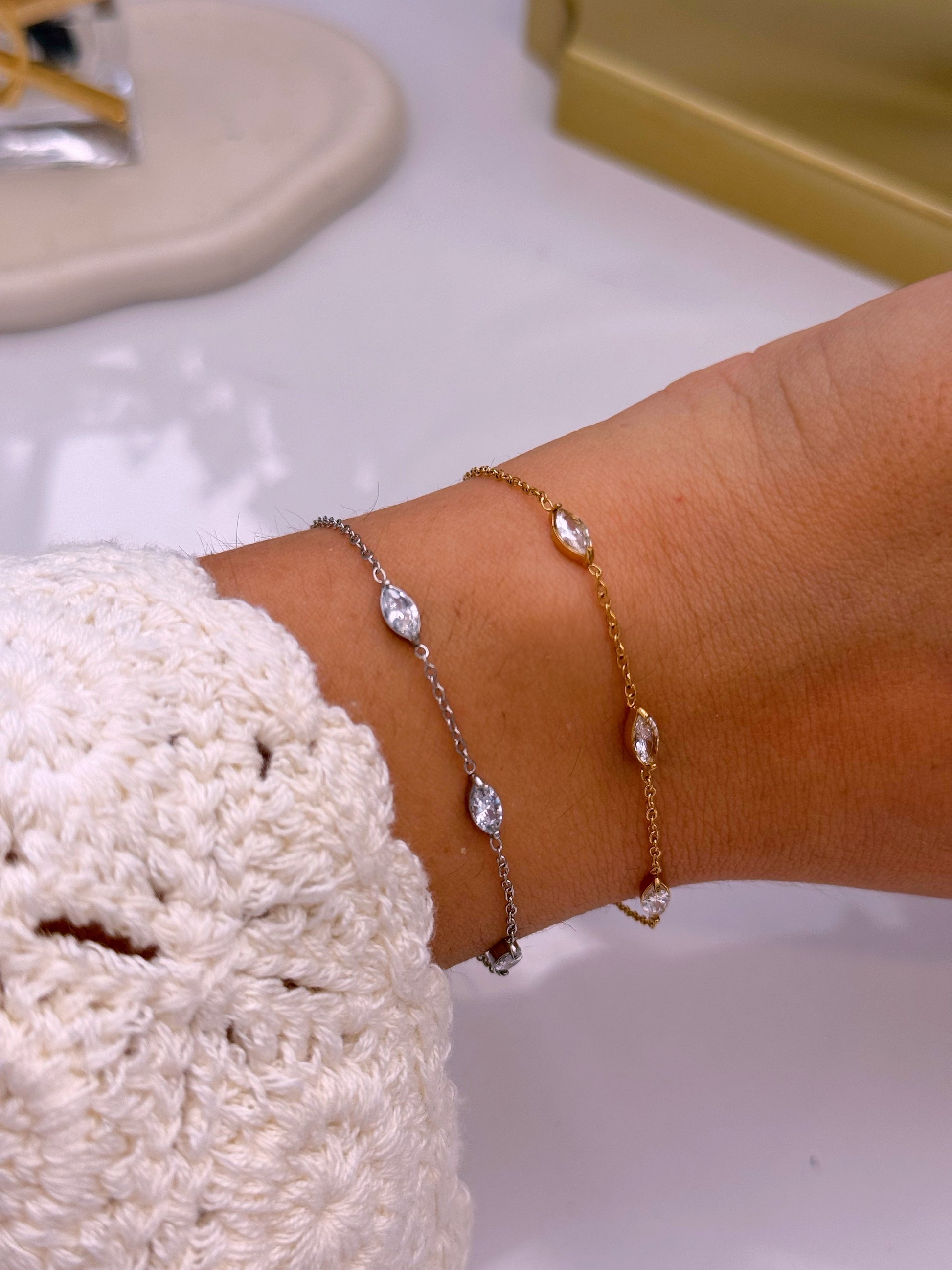 Pulseira delicada com 3 brilhantes ovais | 2 cores
