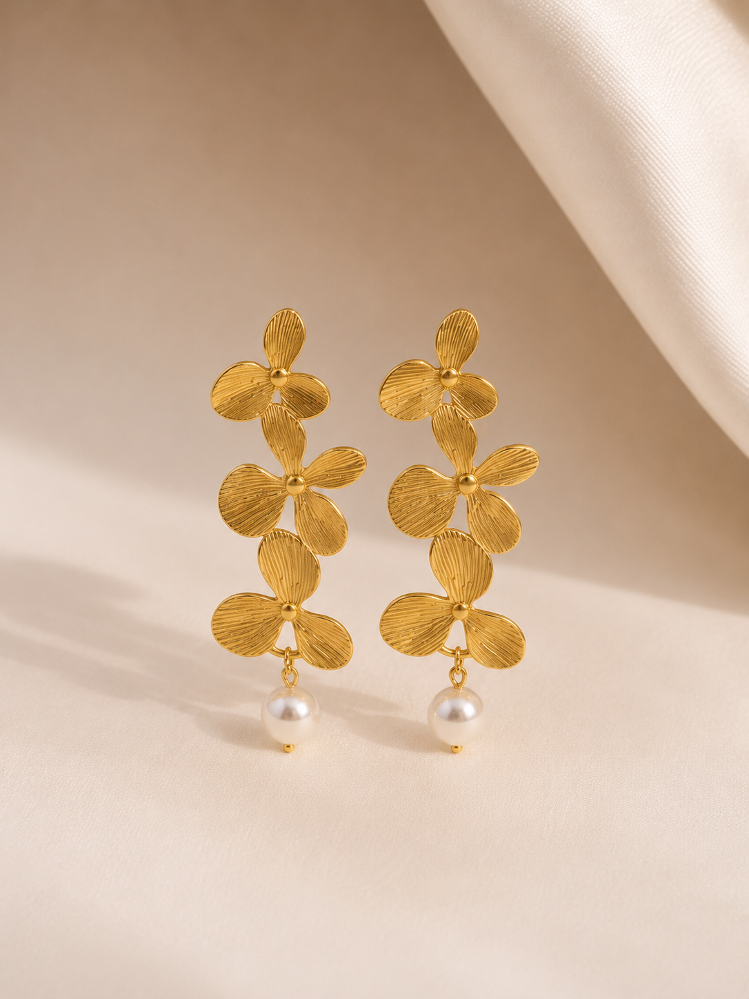 Brincos elegantes com 3 flores em  relevos e pérola em pendente | Dourado