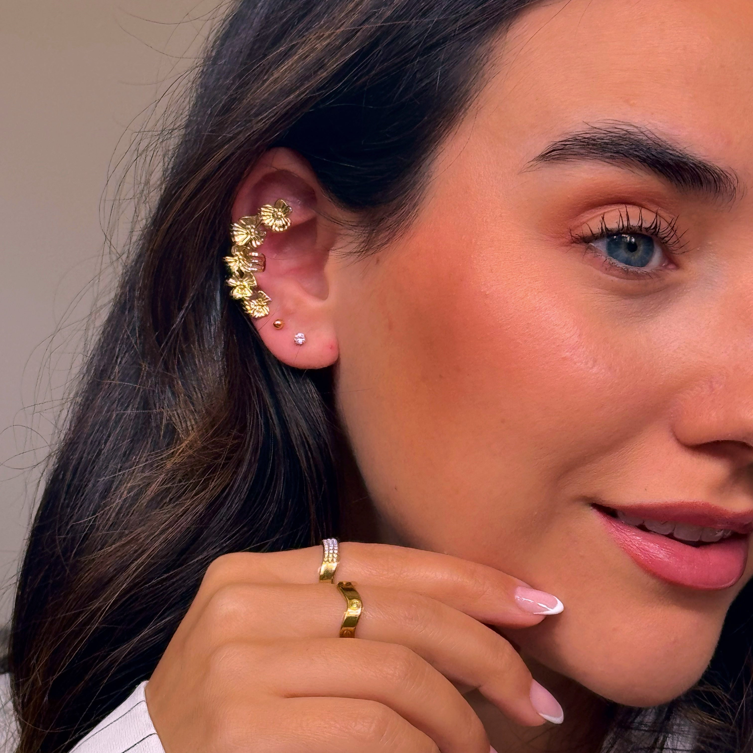 Earcuff ajustável • efeito flores com relevos | Dourado - aço inoxidável