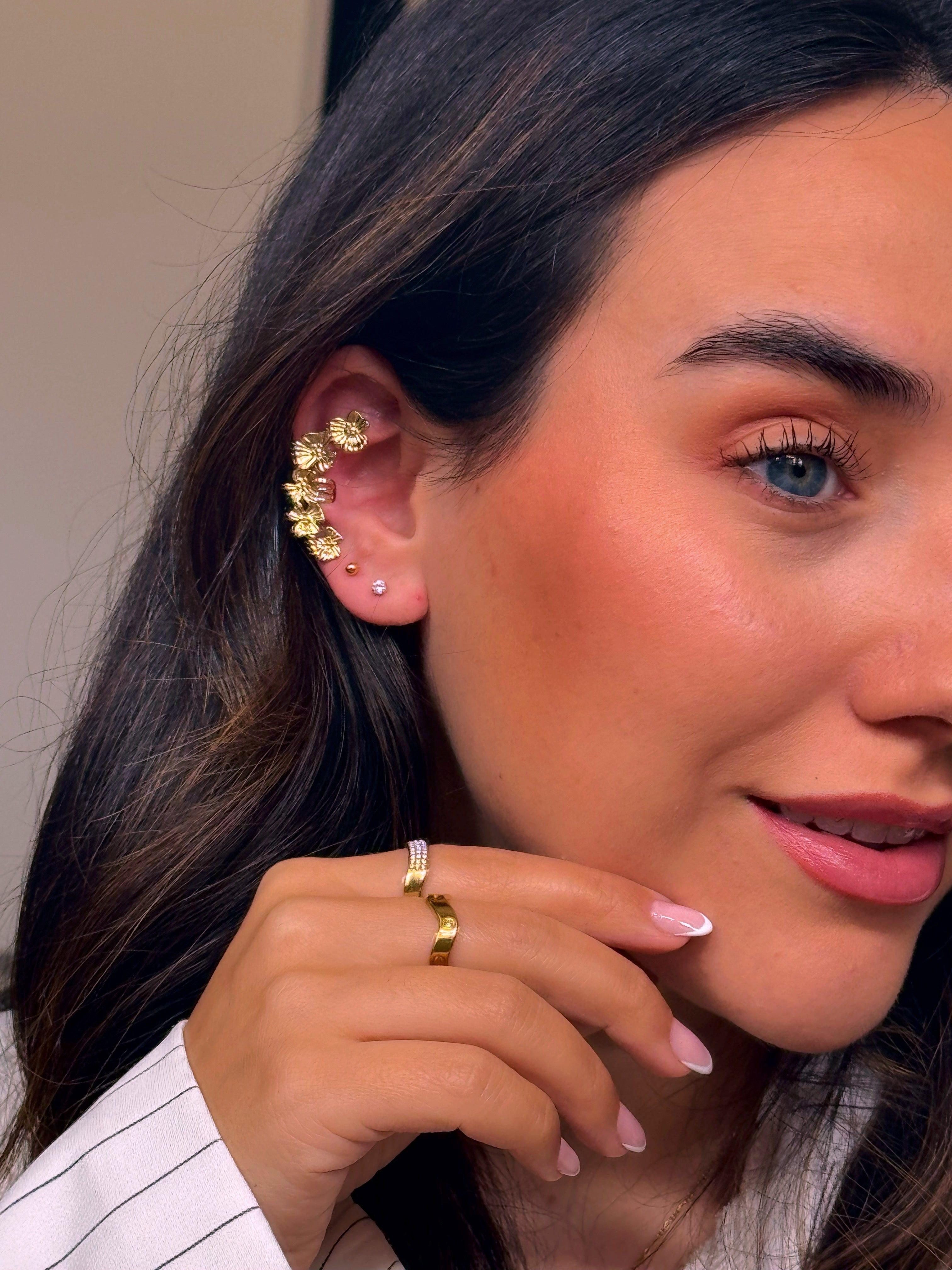 Earcuff ajustável • efeito flores com relevos | Dourado - aço inoxidável