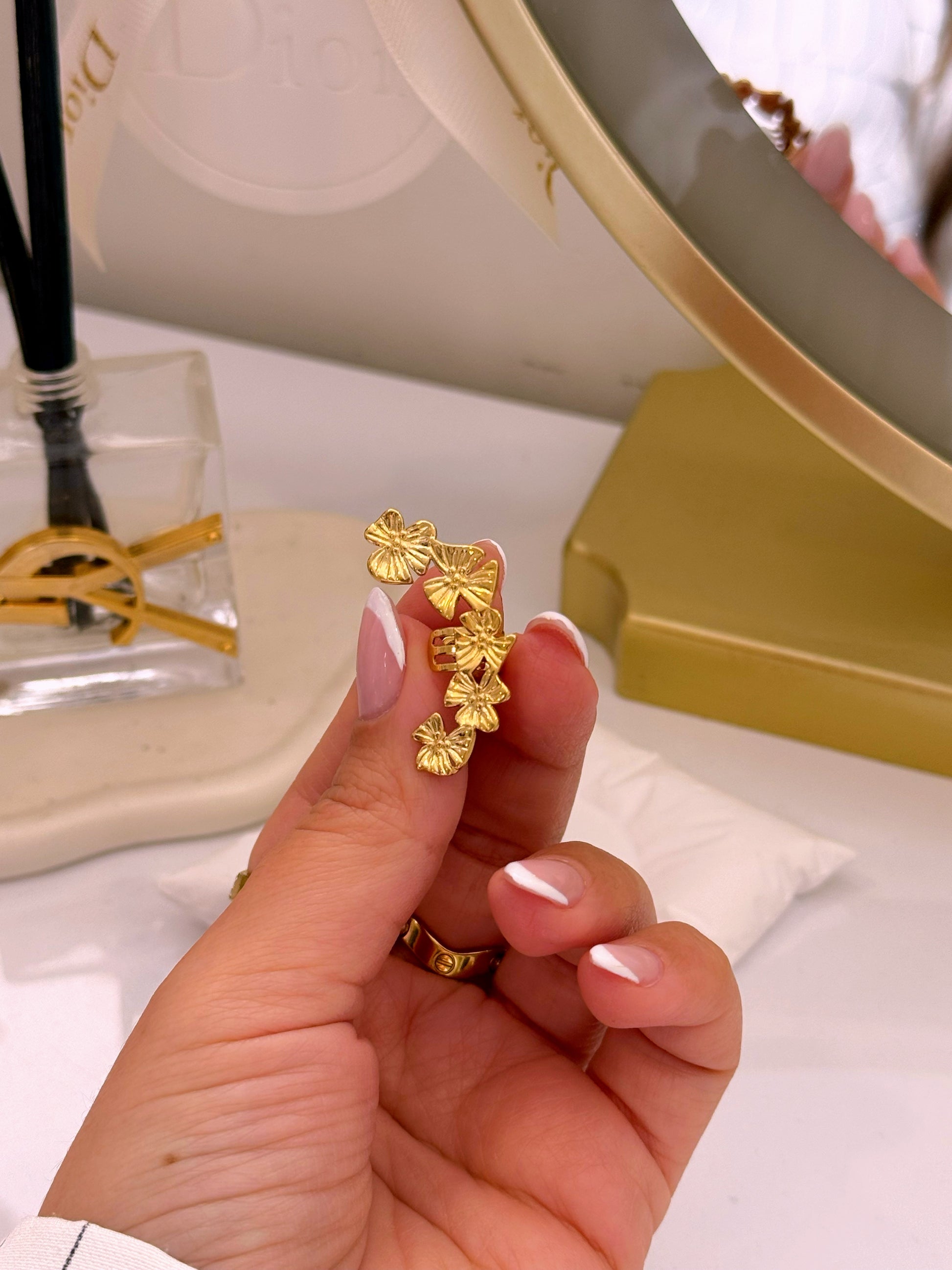 Earcuff ajustável • efeito flores com relevos | Dourado - aço inoxidável