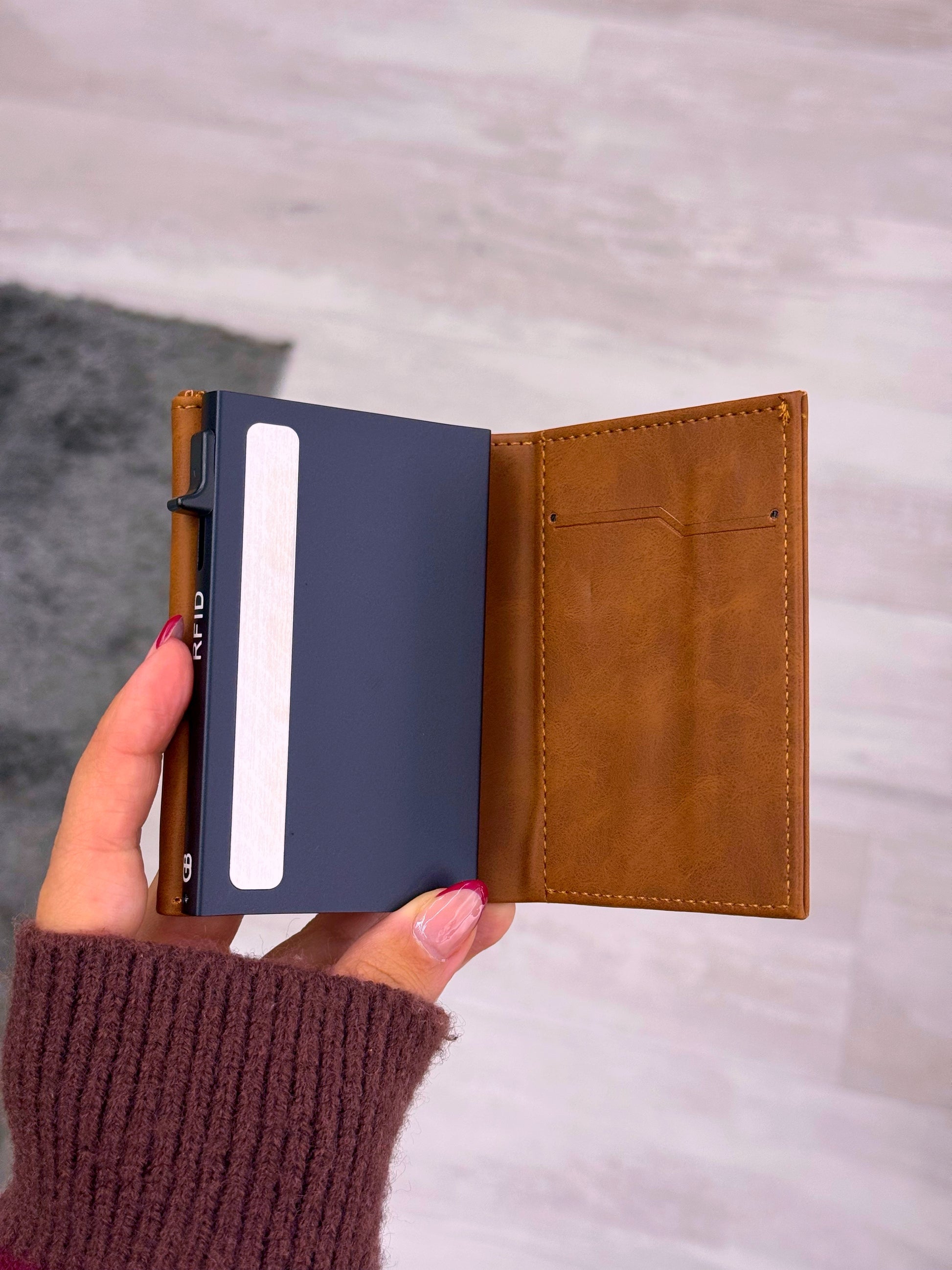 Porta cartões com fecho e aba extra para notas  | Castanho claro