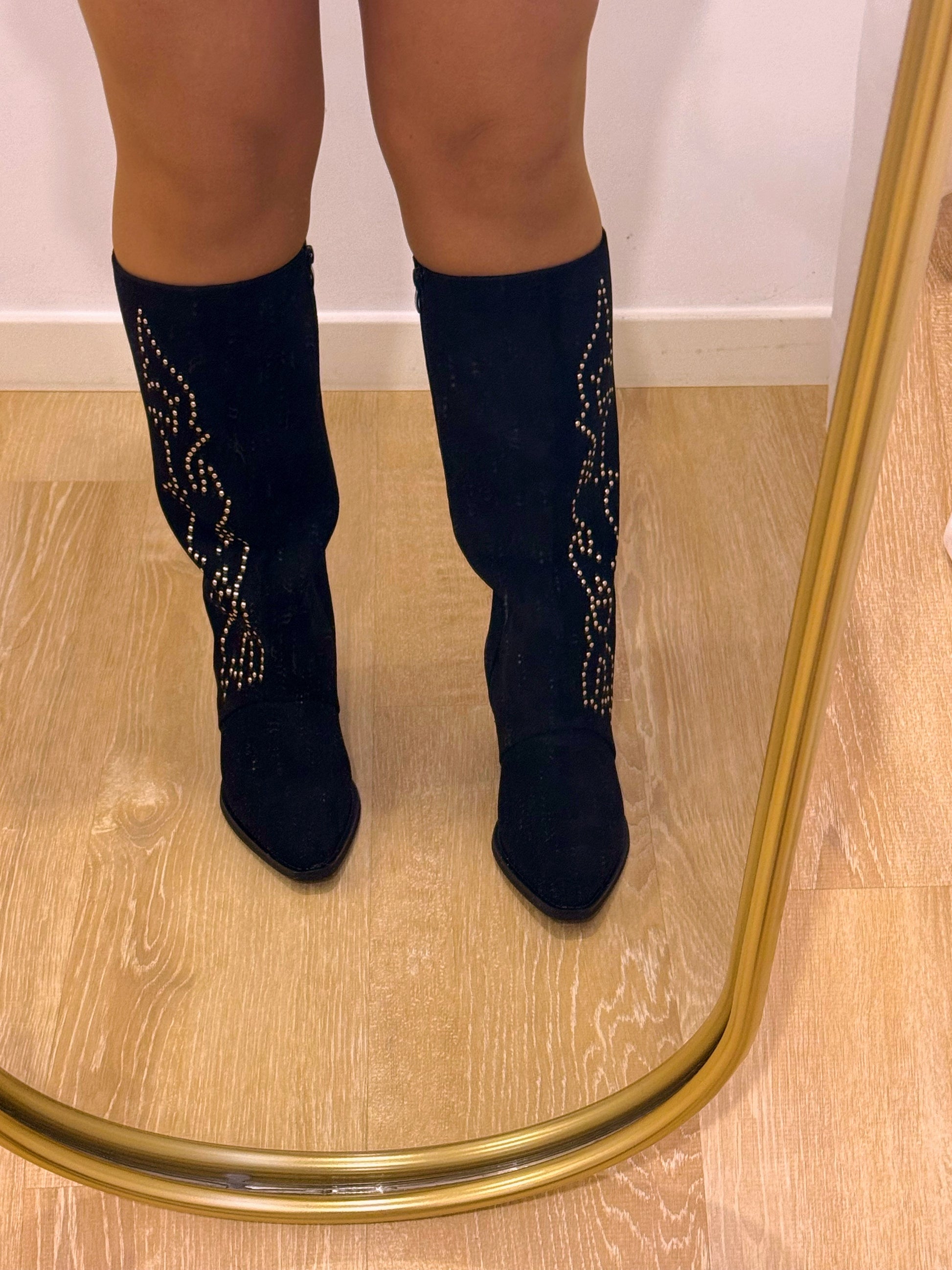 Bota com efeito camurça e pormenores metálicos • Preto