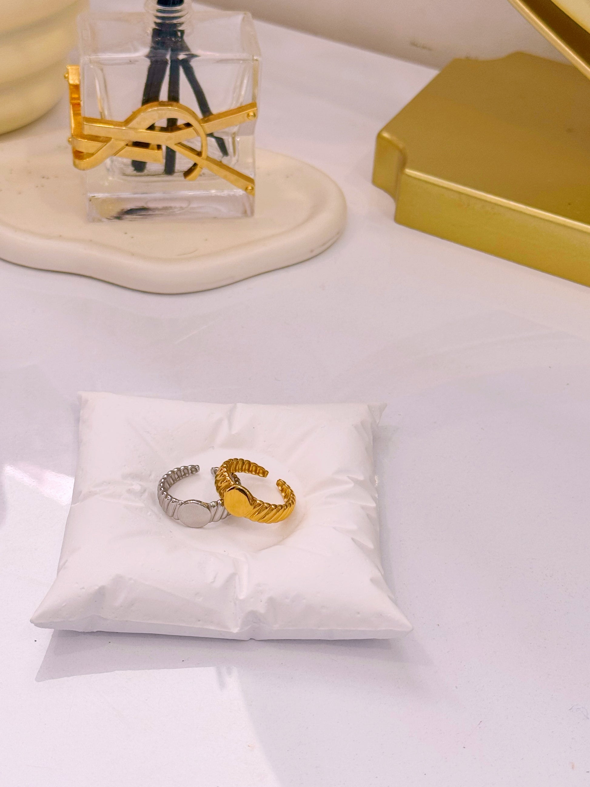 Anel ajustável com texturas e medalha redonda | 2 Cores