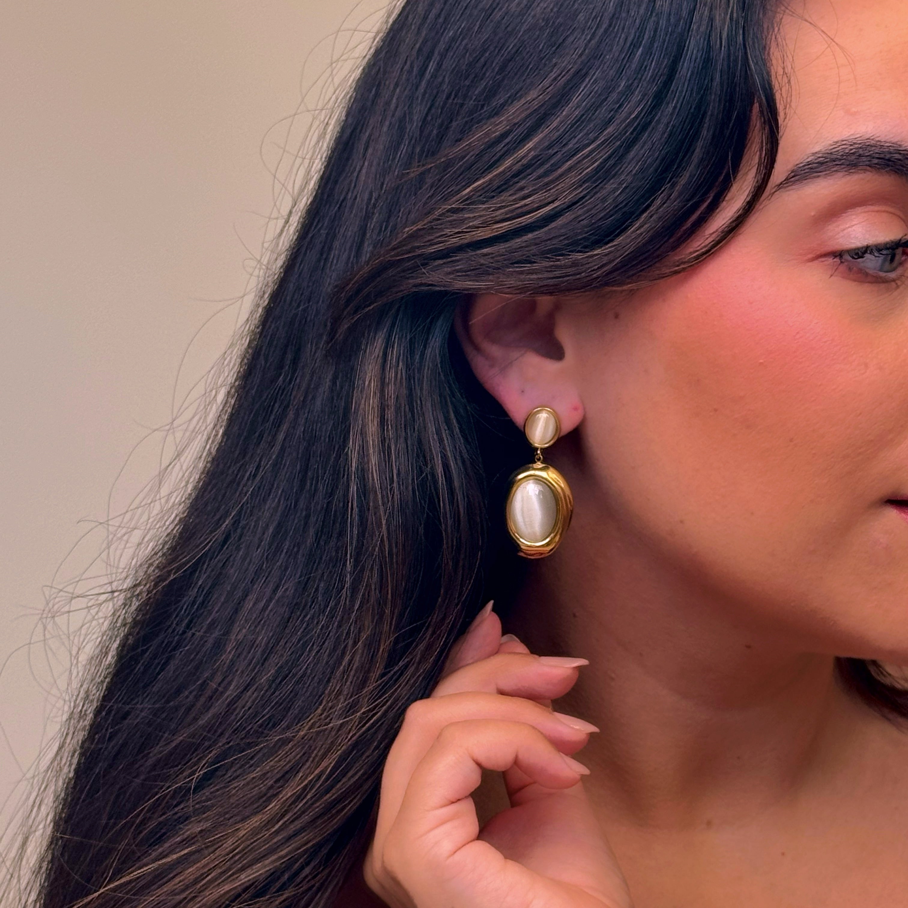 Brincos elegantes com pedra marfim perolado em pendente | Dourado