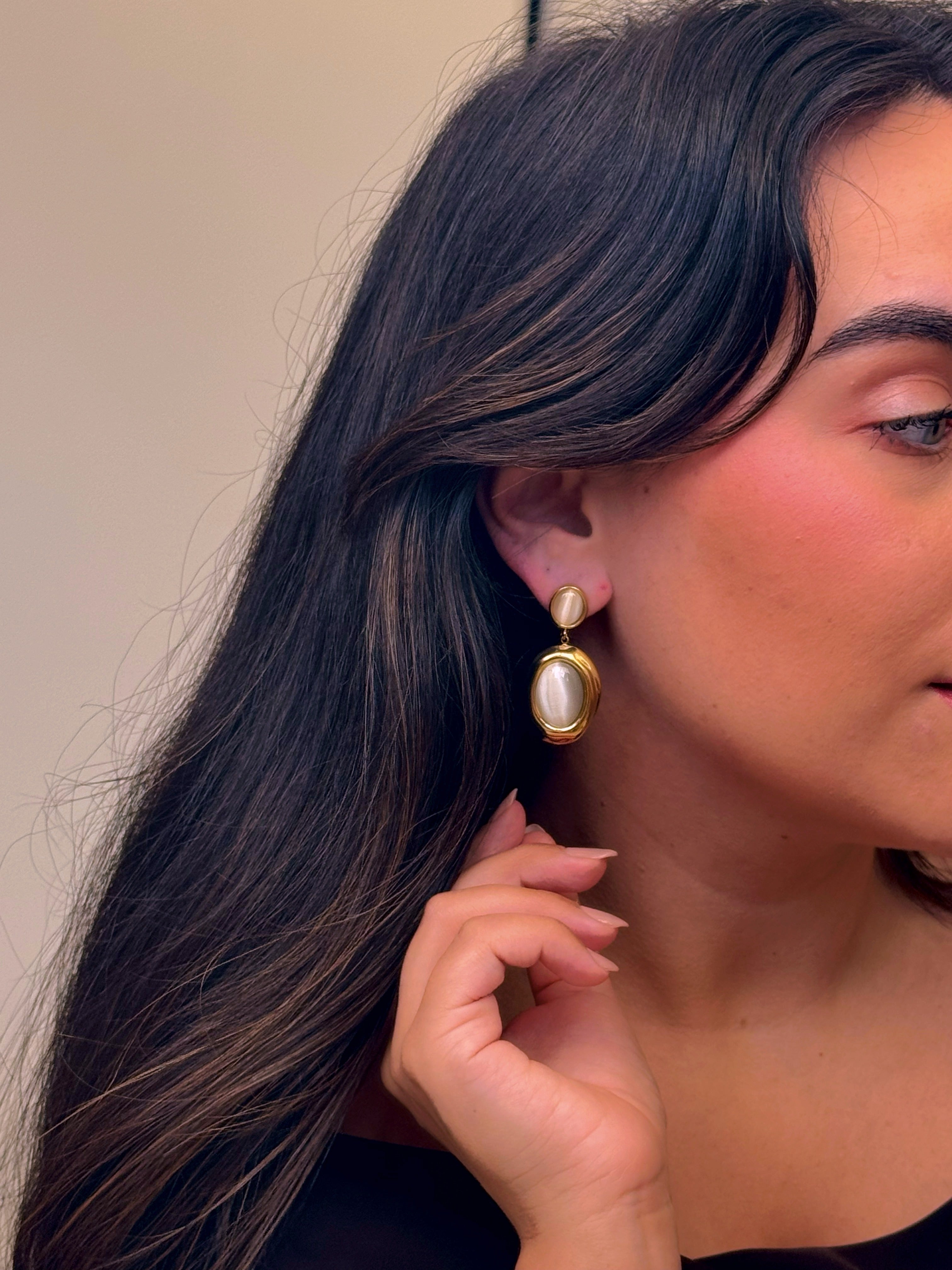 Brincos elegantes com pedra marfim perolado em pendente | Dourado