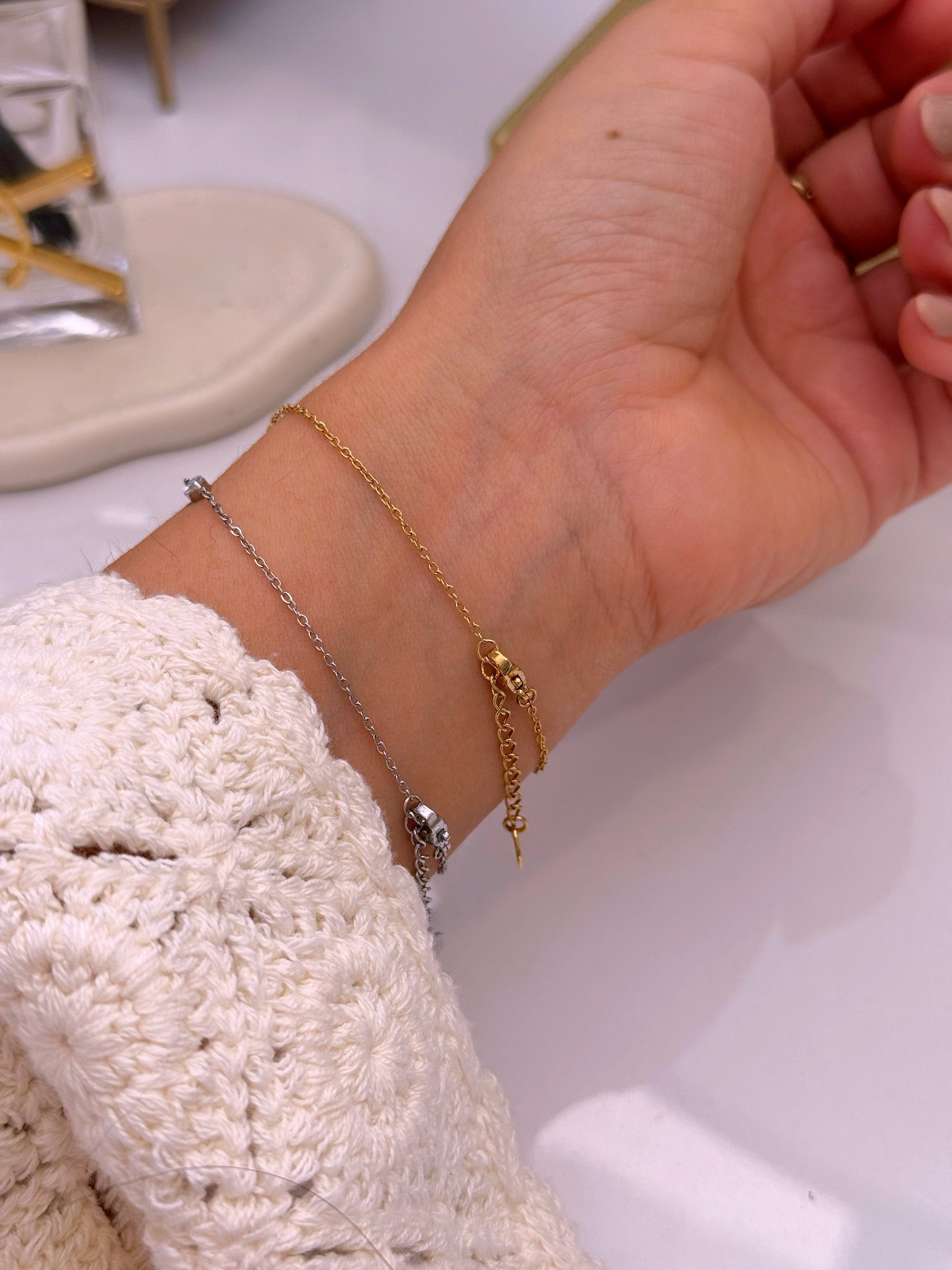 Pulseira delicada com 3 brilhantes ovais | 2 cores