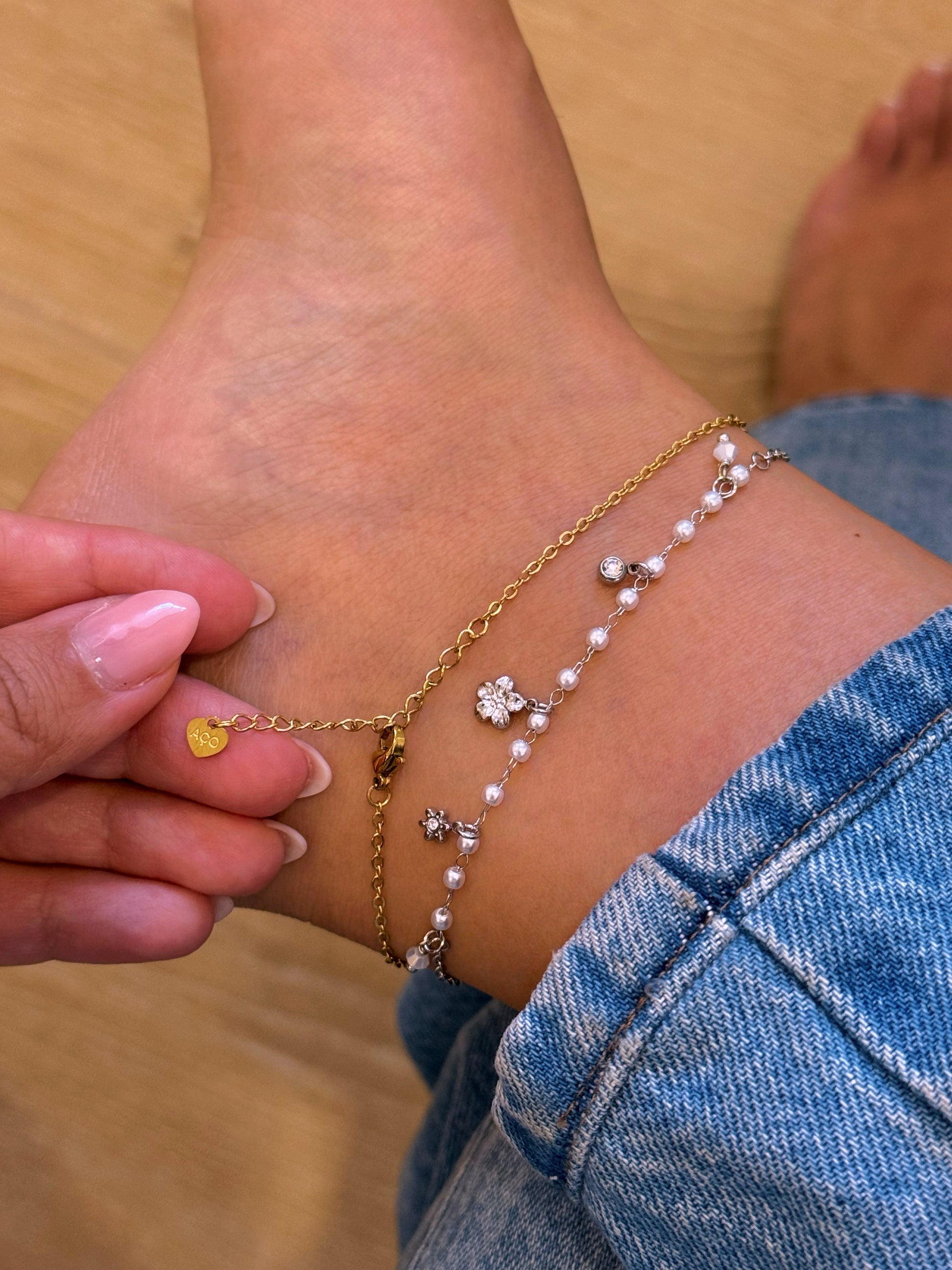 Pulseira de pé delicada com pérolas e mini flores | 2 cores