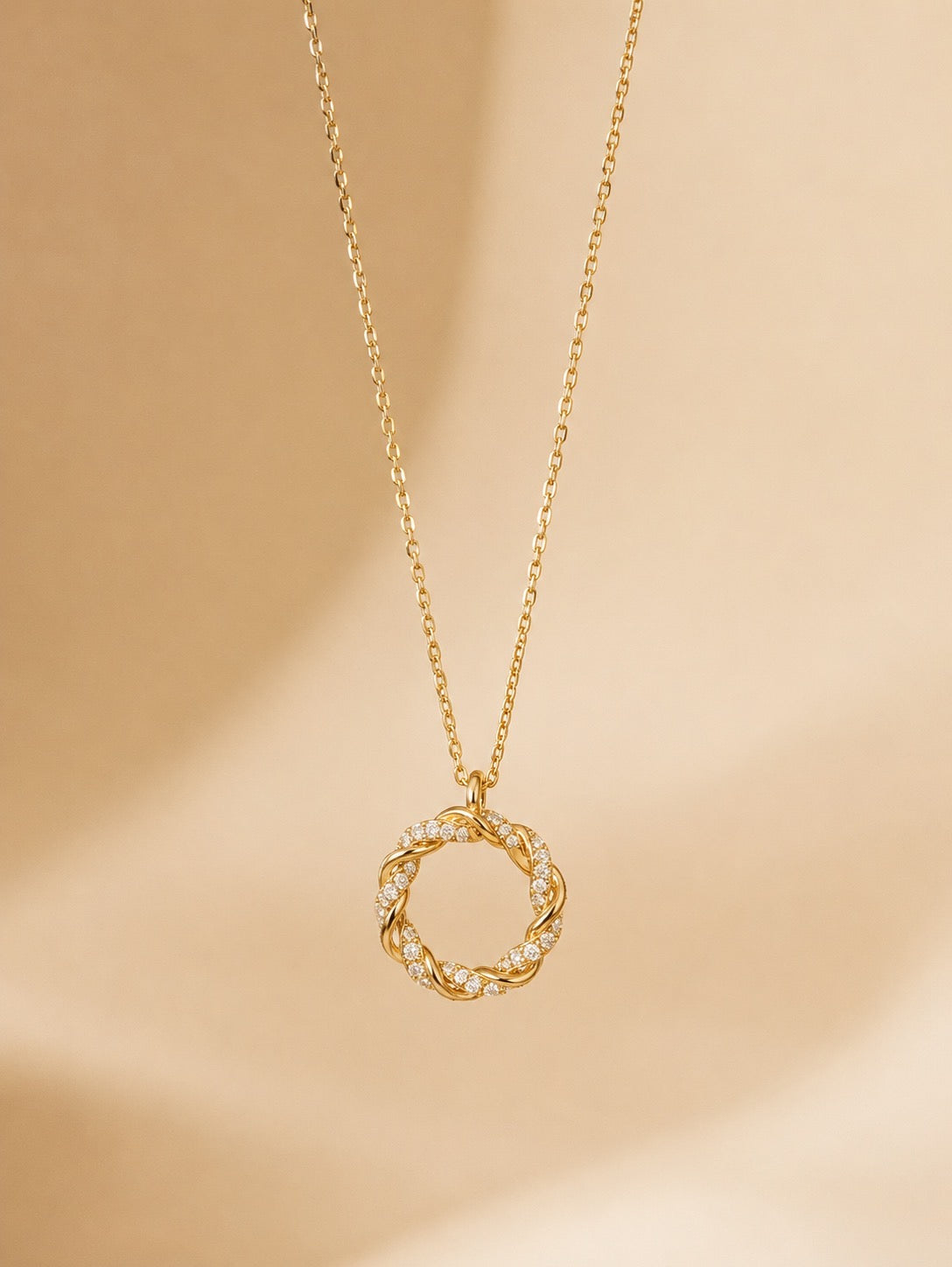 Colar malha fininha com círculo torcido de brilhantes | Dourado