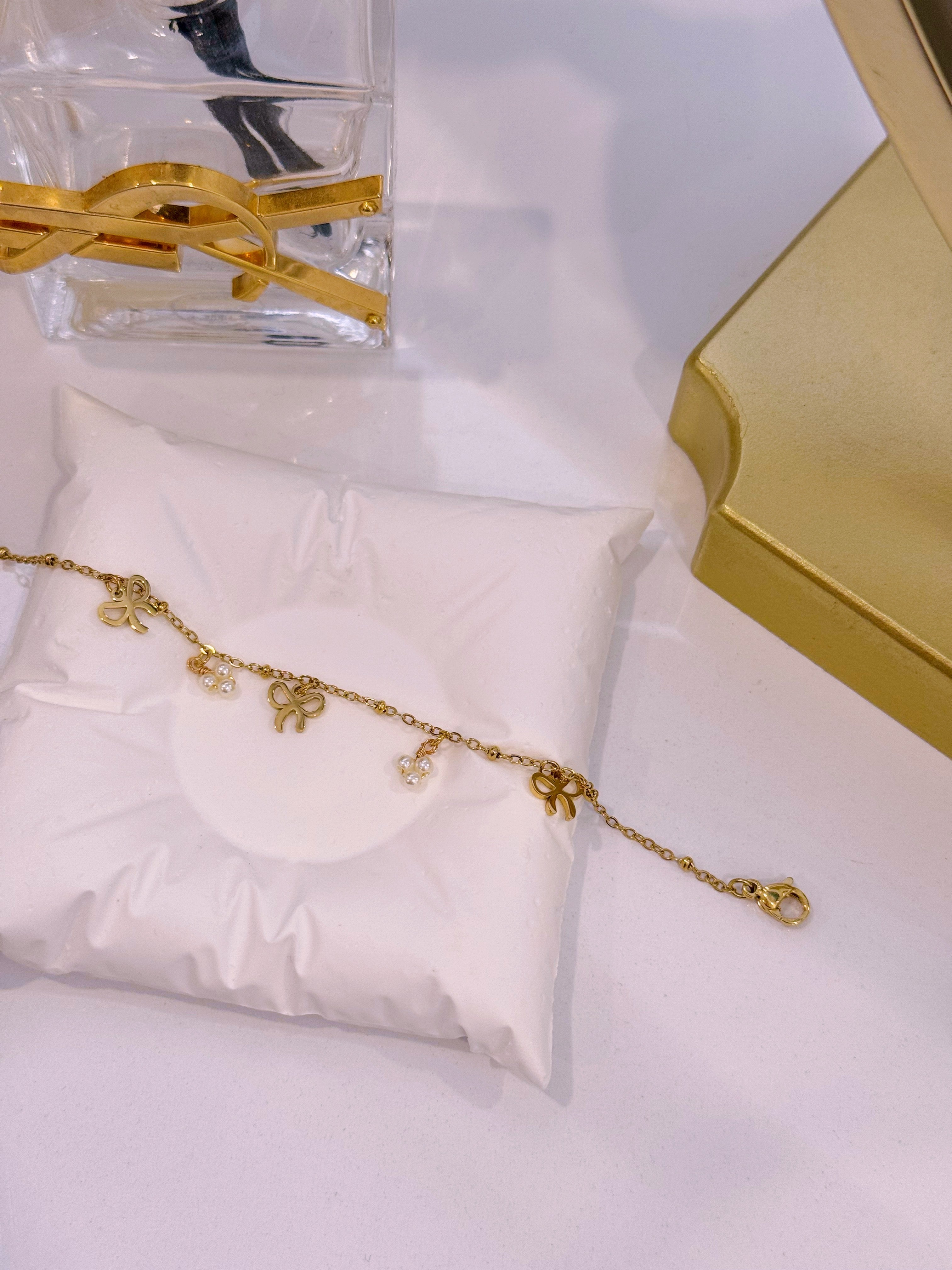 Pulseira delicada com laçinhos e pérolas | Dourada