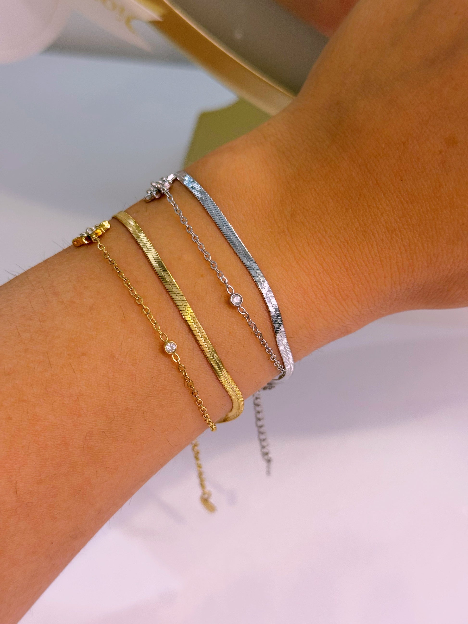 Pulseira efeito duplo malha achatada e malha fininha com estrela e brilhantes | 2 cores