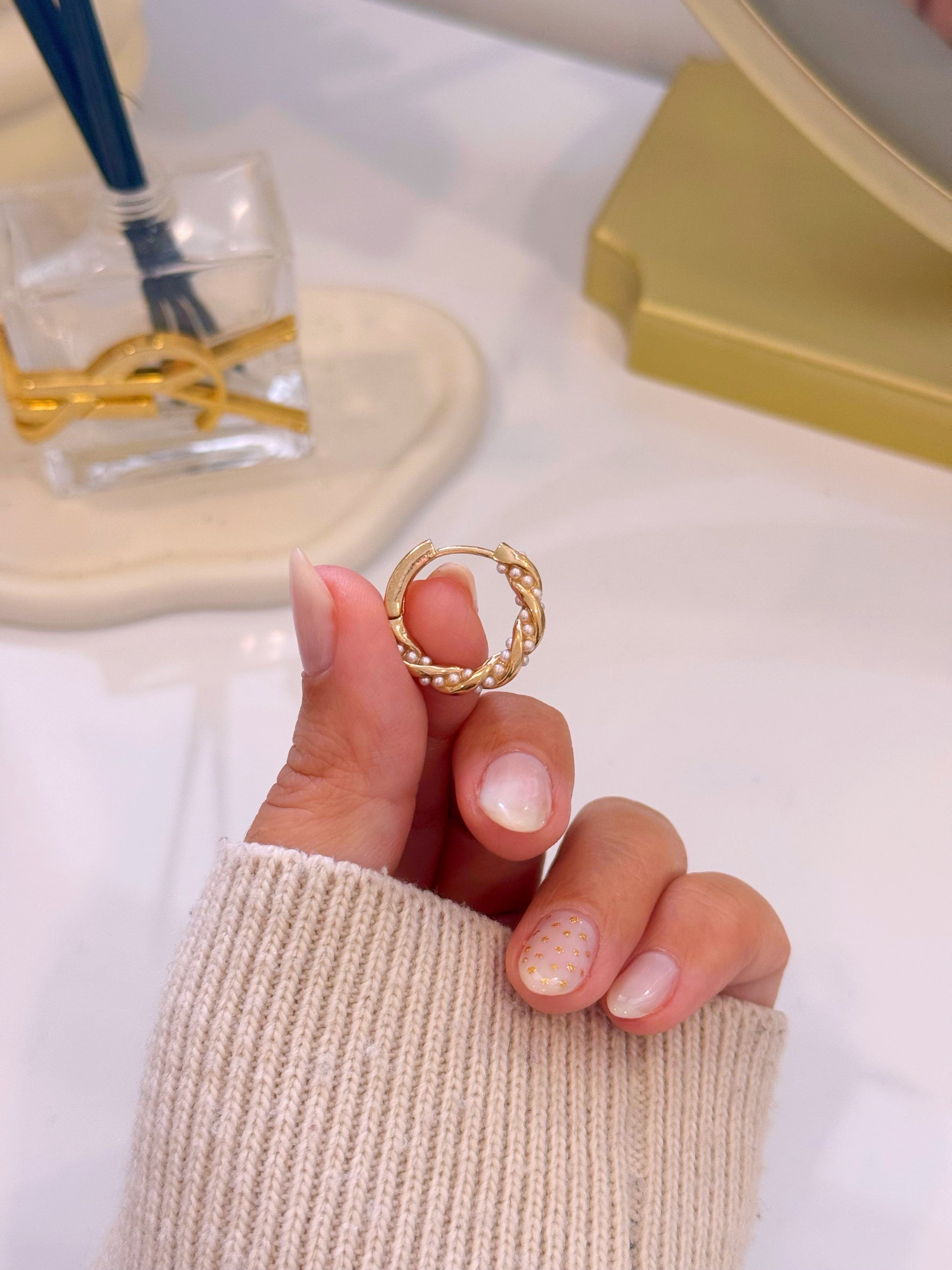 Argolas médias efeito torcido com pérolas | Dourado