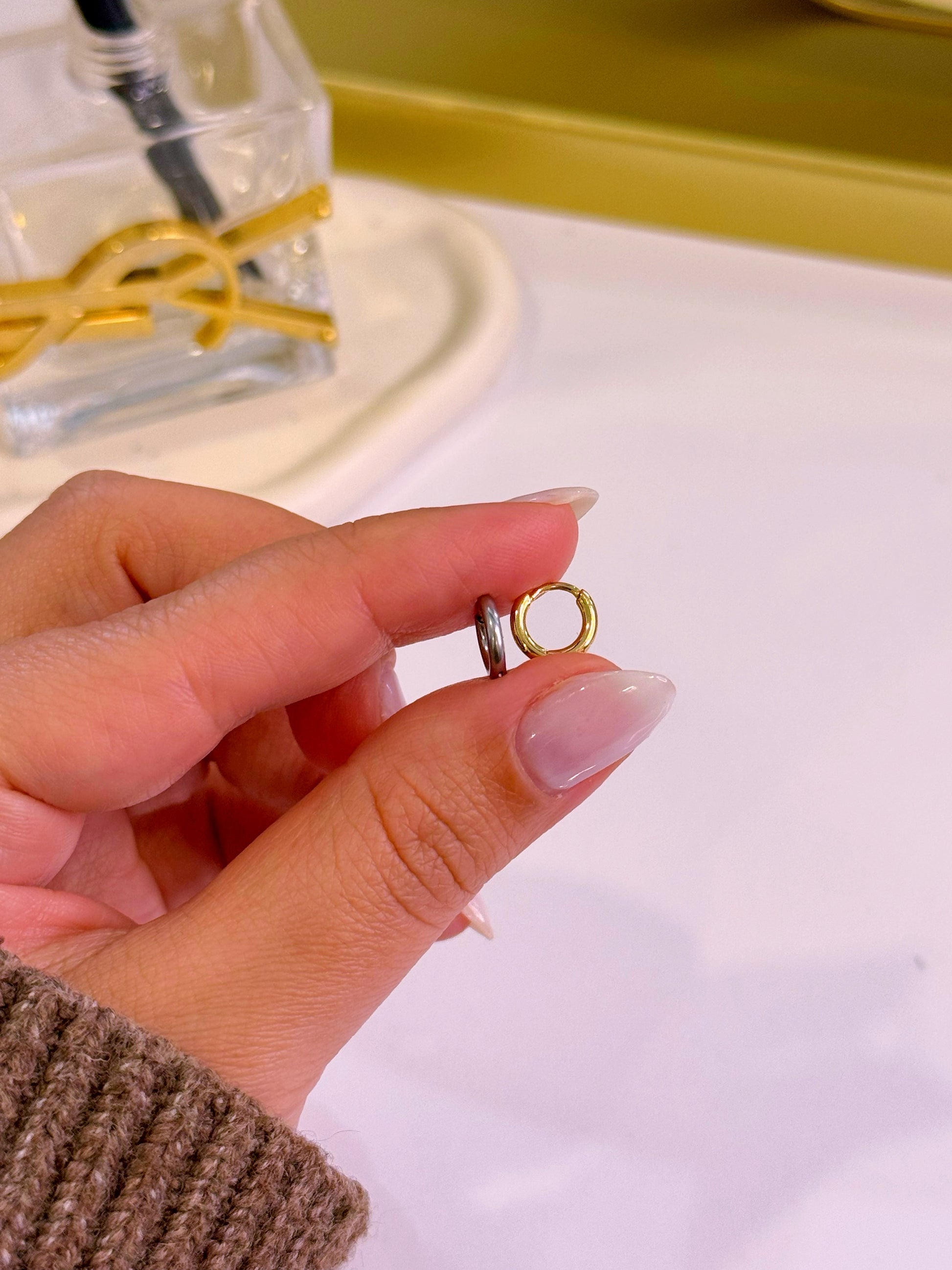 Mini argolinhas especiais 2º e 3º furo • lisas em aço inoxidável | 2 cores