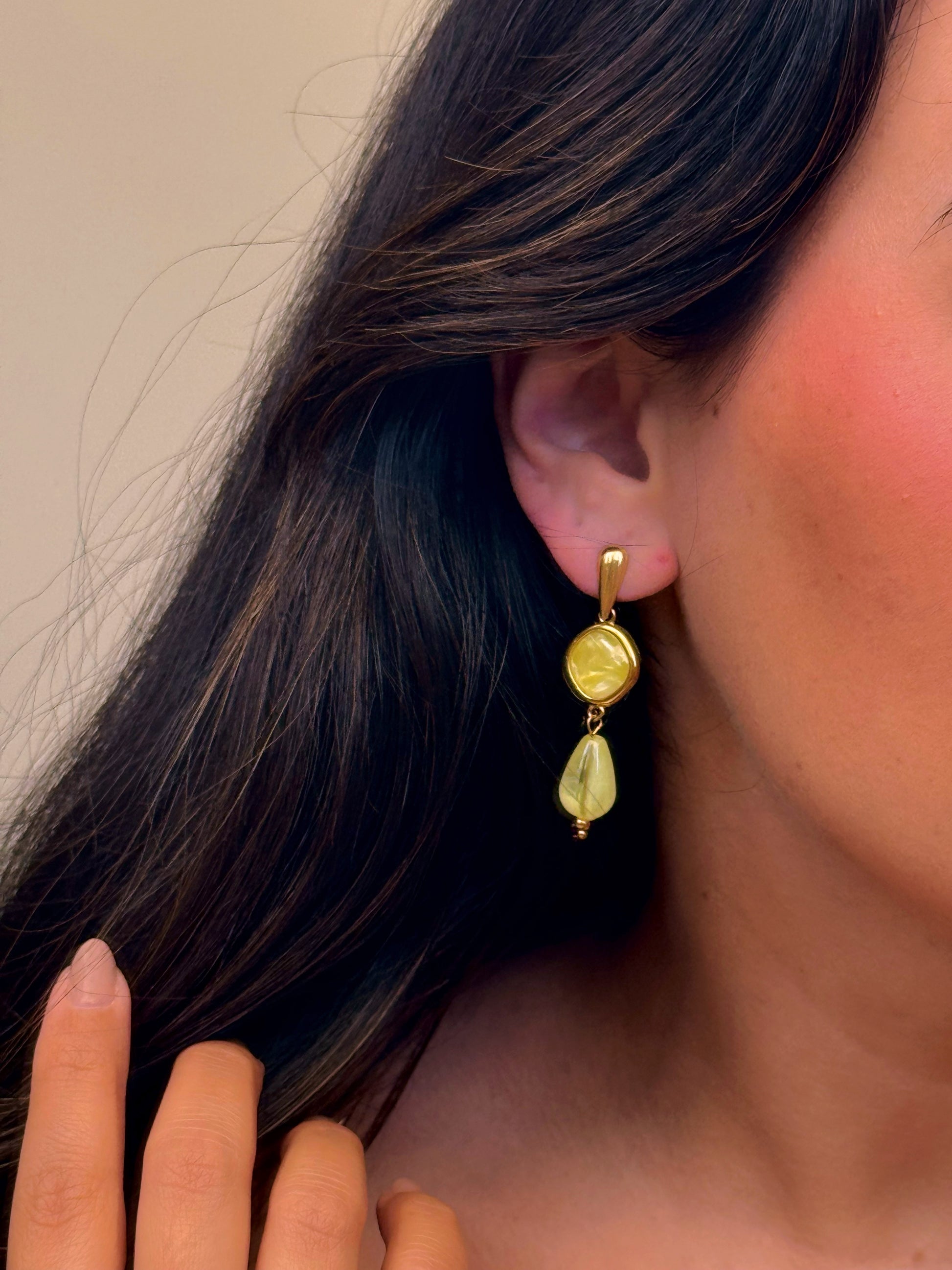 Brincos elegantes com pedras amarelas em pendente | Dourado