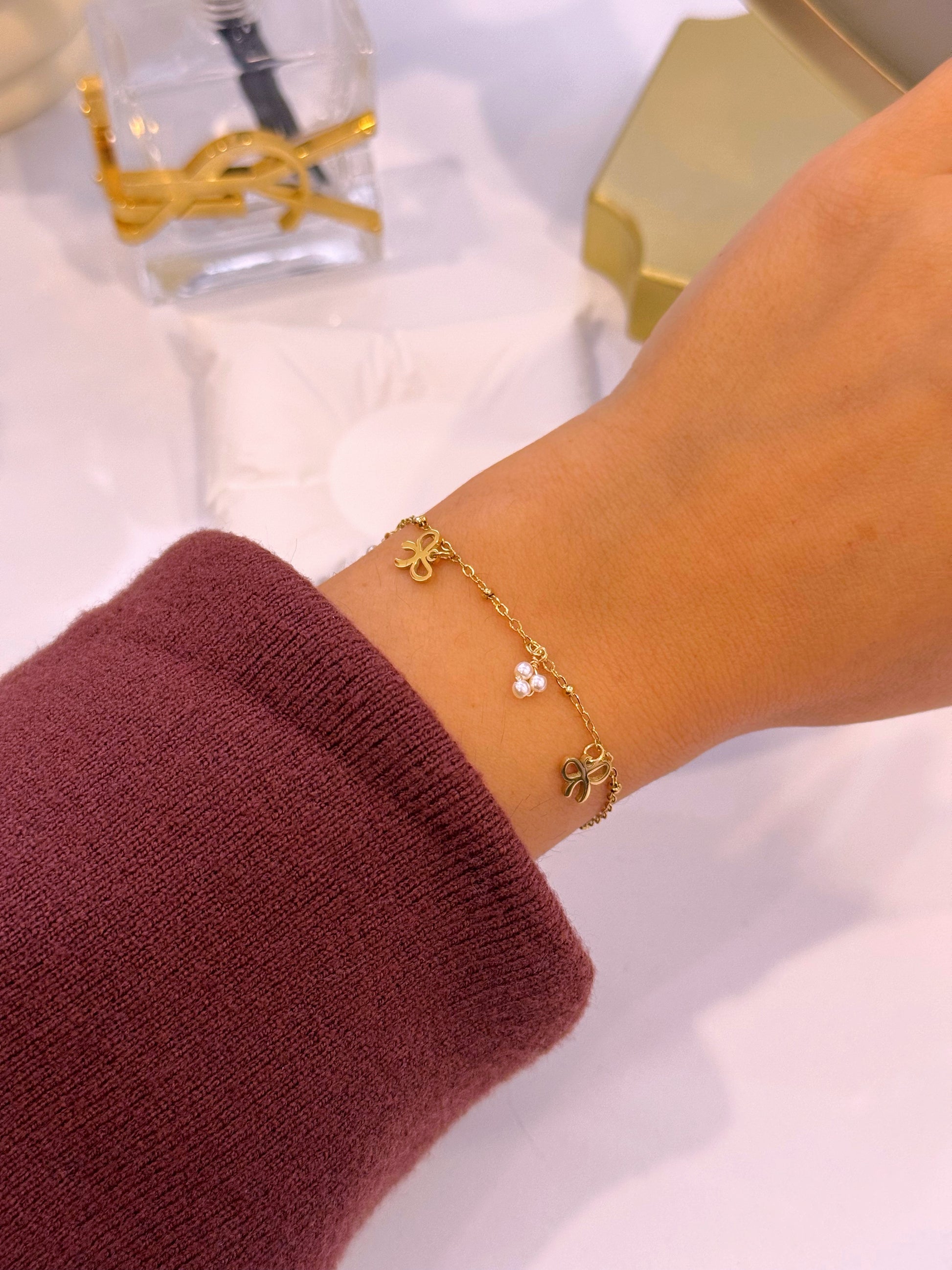 Pulseira delicada com laçinhos e pérolas | Dourada