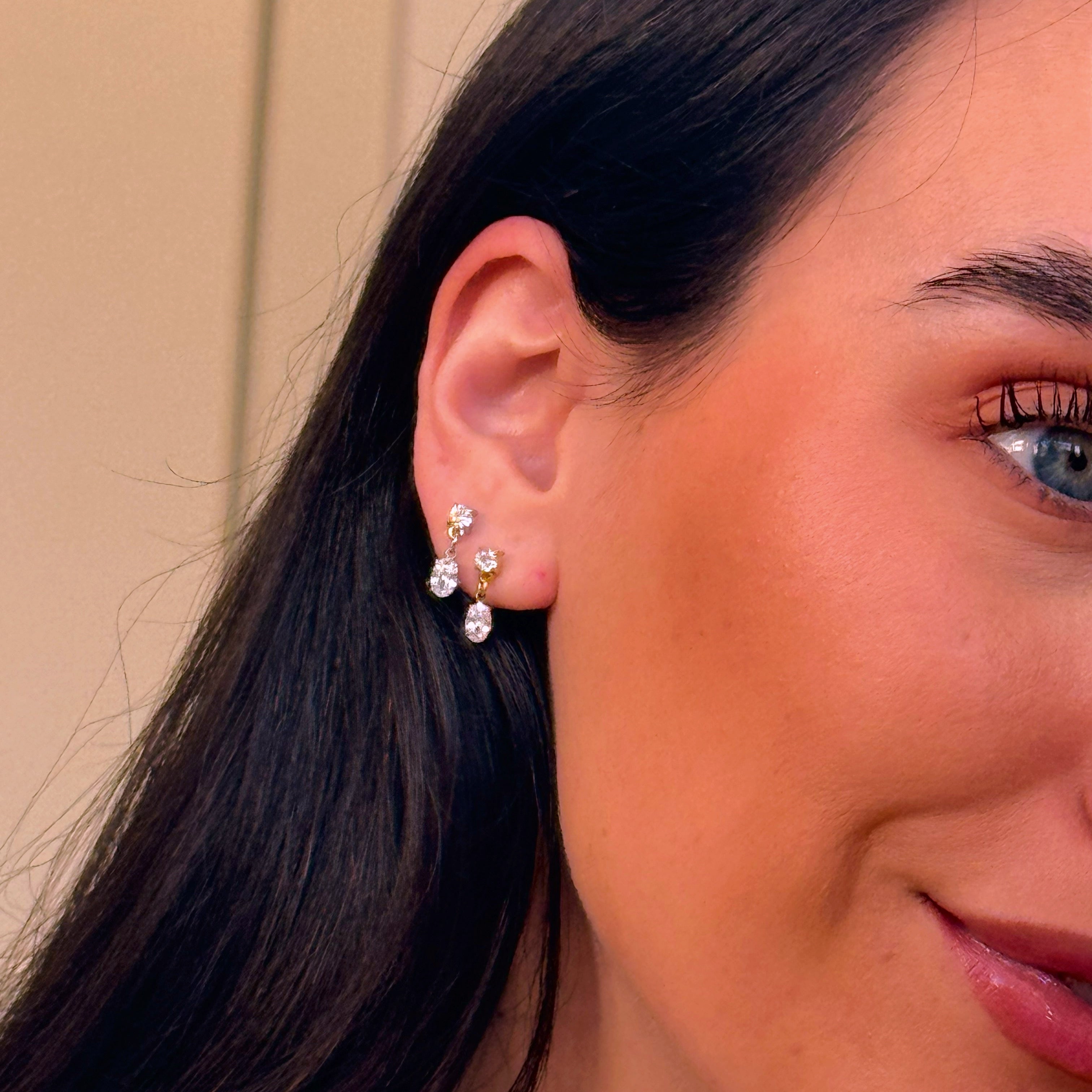 Mini brincos pontos de luz com pendente de brilhante oval | 2 Cores