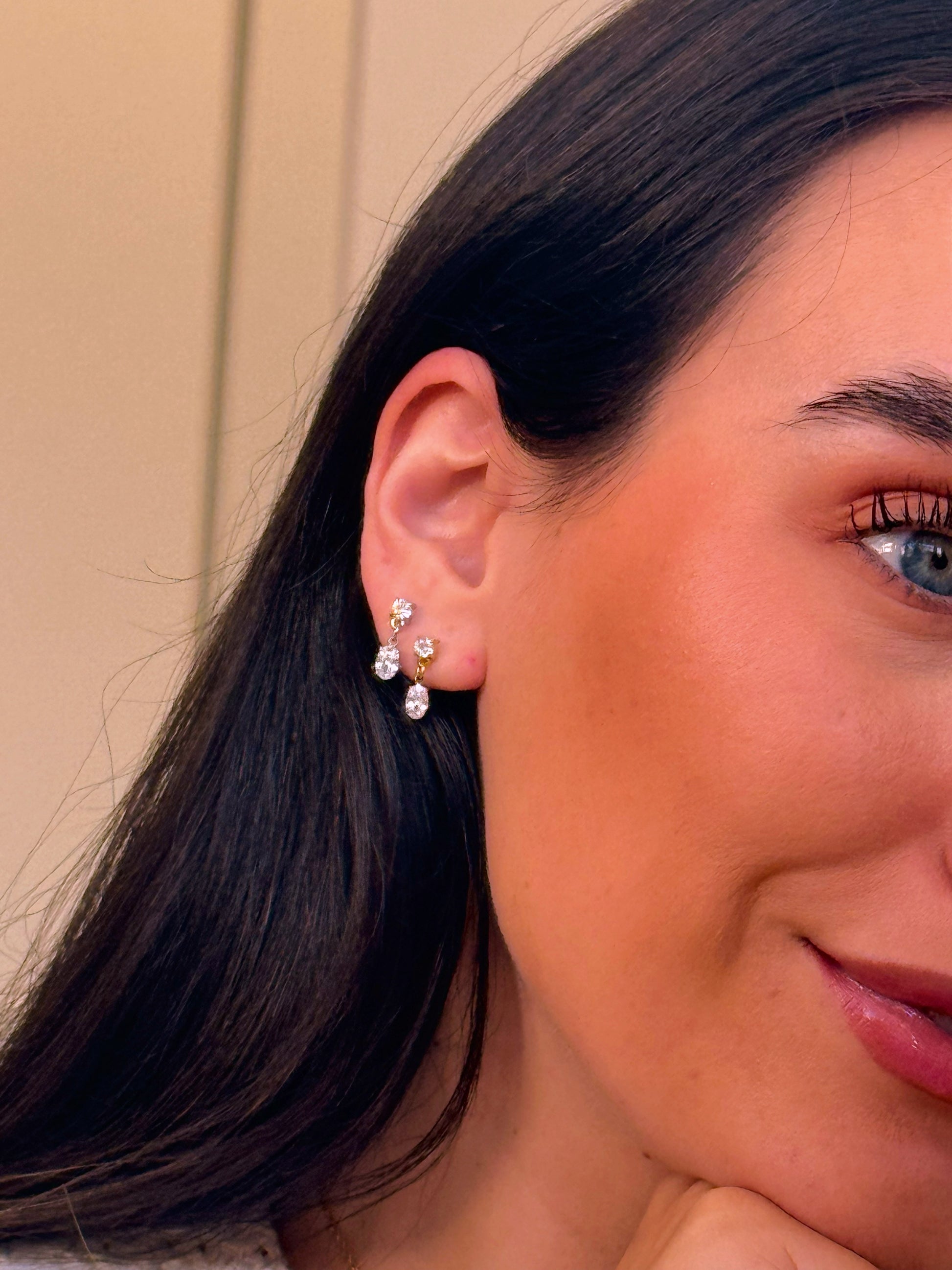 Mini brincos pontos de luz com pendente de brilhante oval | 2 Cores