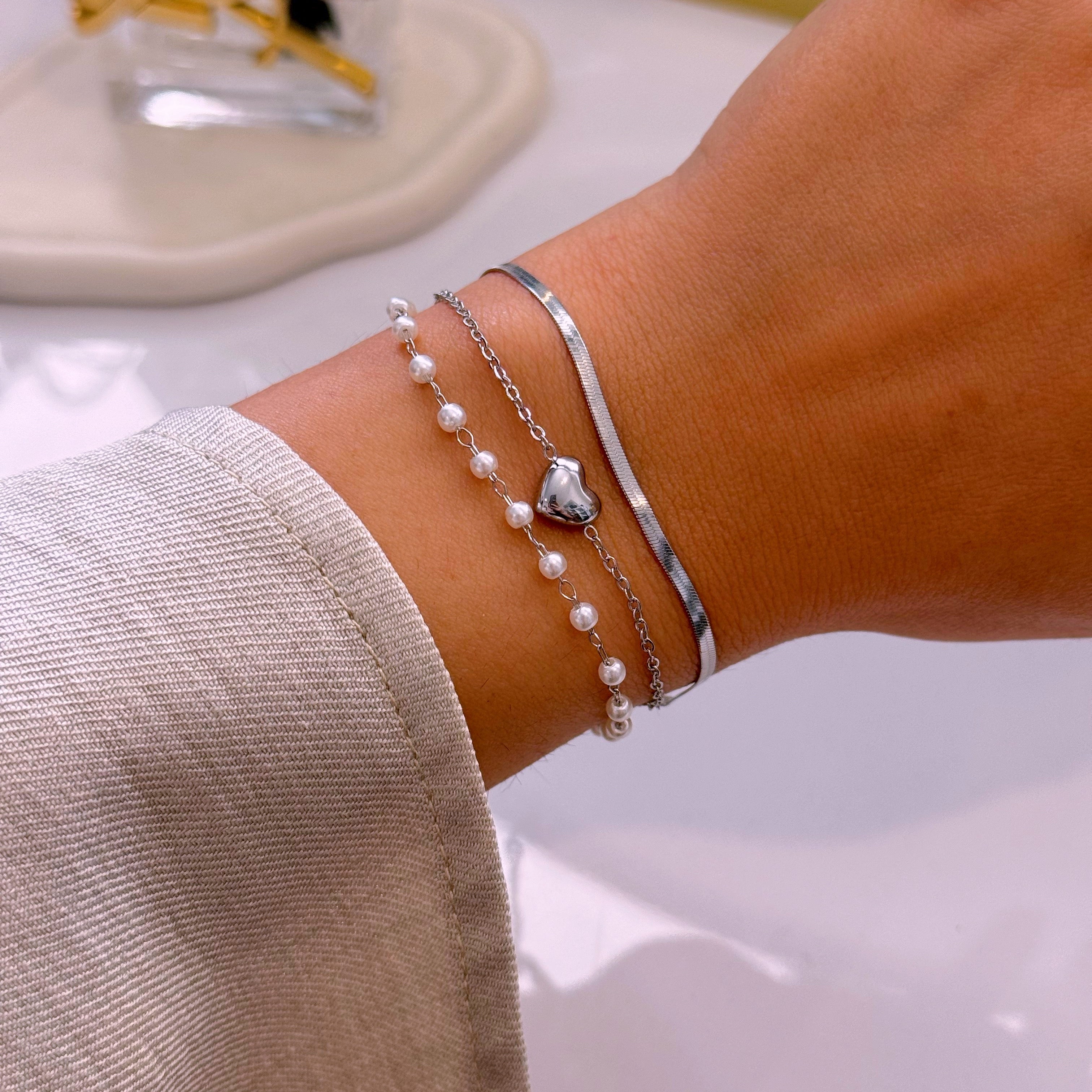 Pulseira efeito triplo • malha achatada, fininha com pérolas e fininha com coração | Prateado