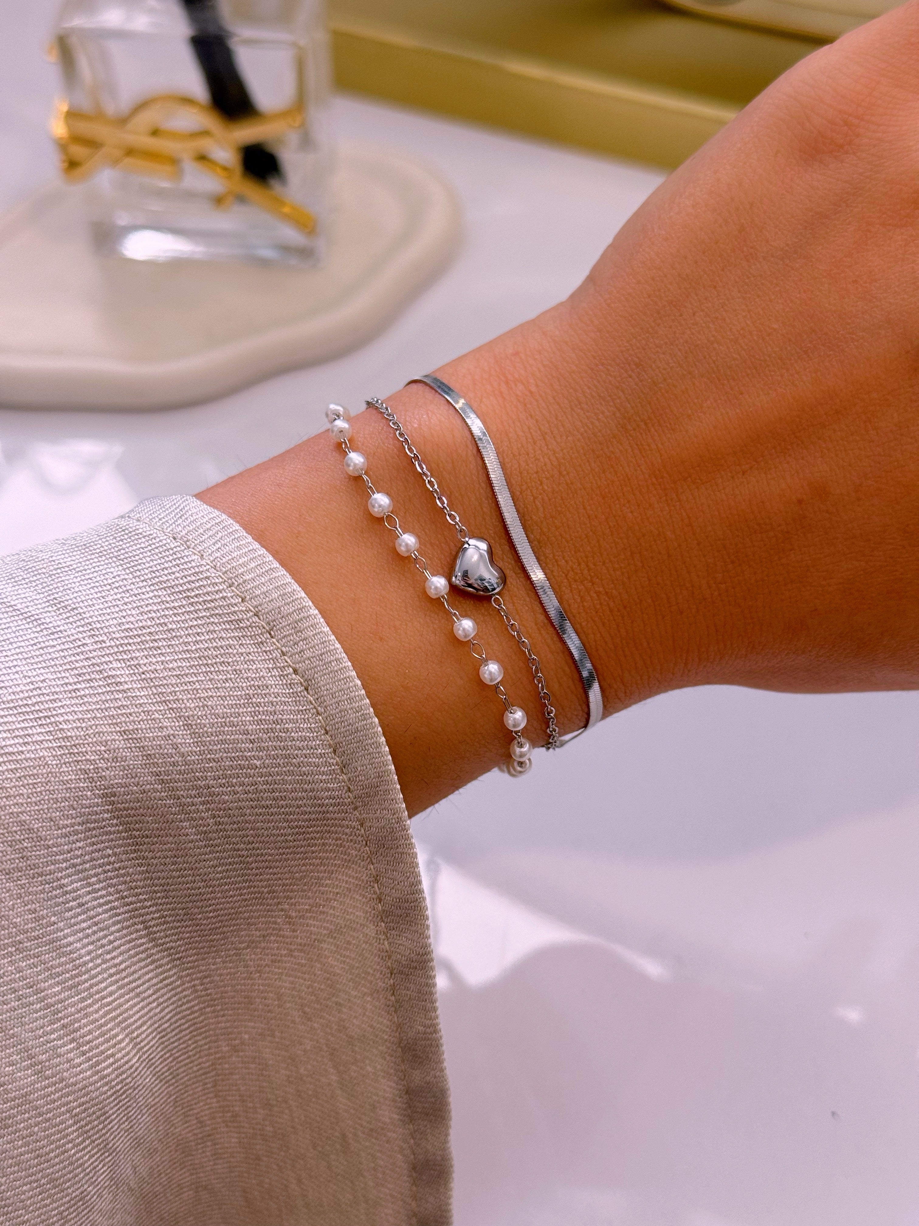 Pulseira efeito triplo • malha achatada, fininha com pérolas e fininha com coração | Prateado