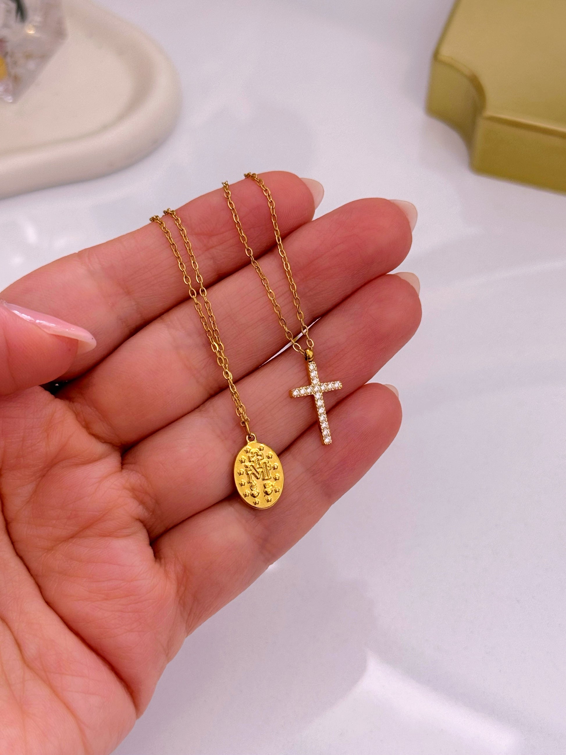 Colar duplo • medalha Nª Senhora e cruz de brilhantes | Dourado