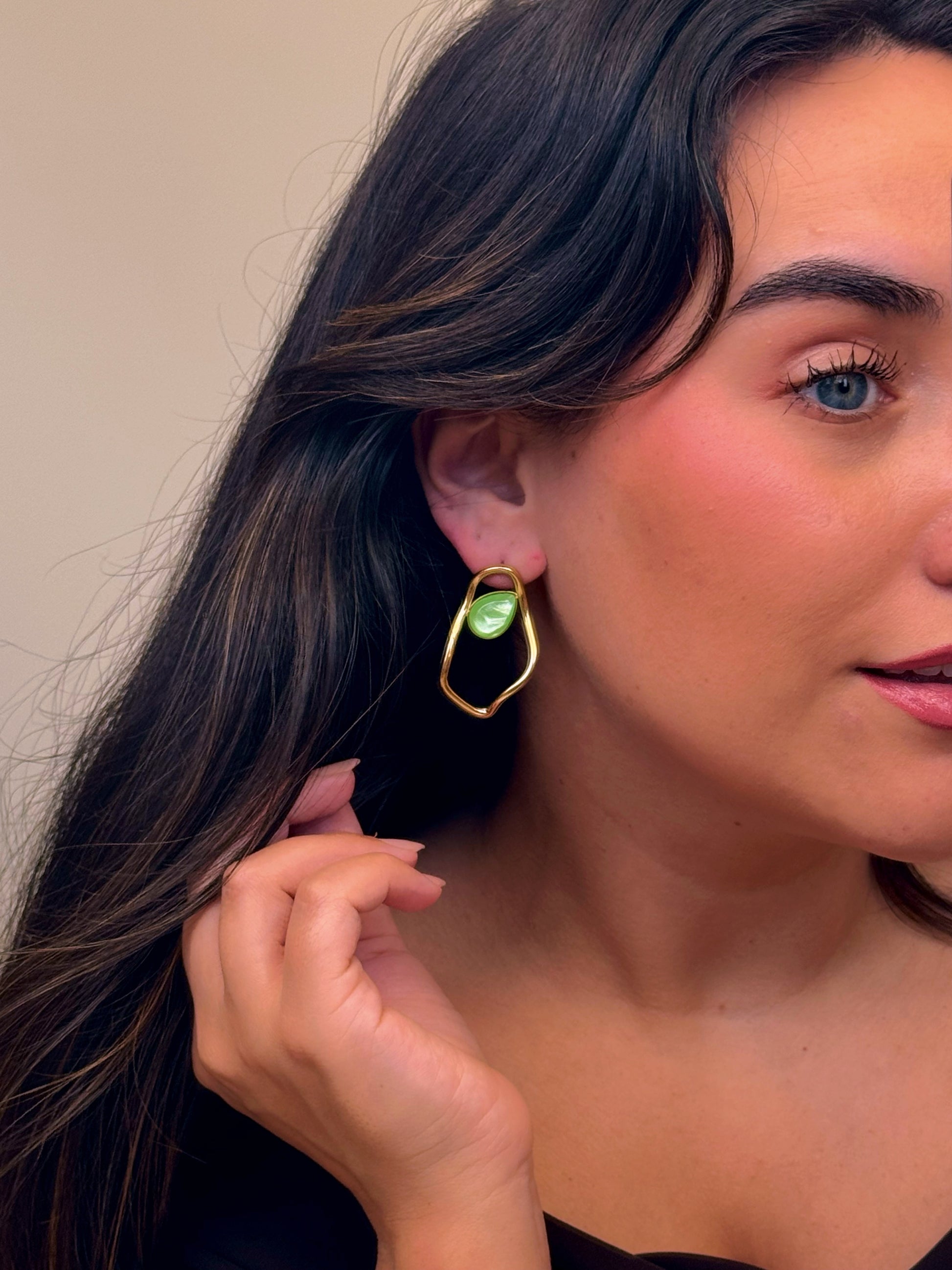 Brincos aro irregular com pedra verde | Dourado