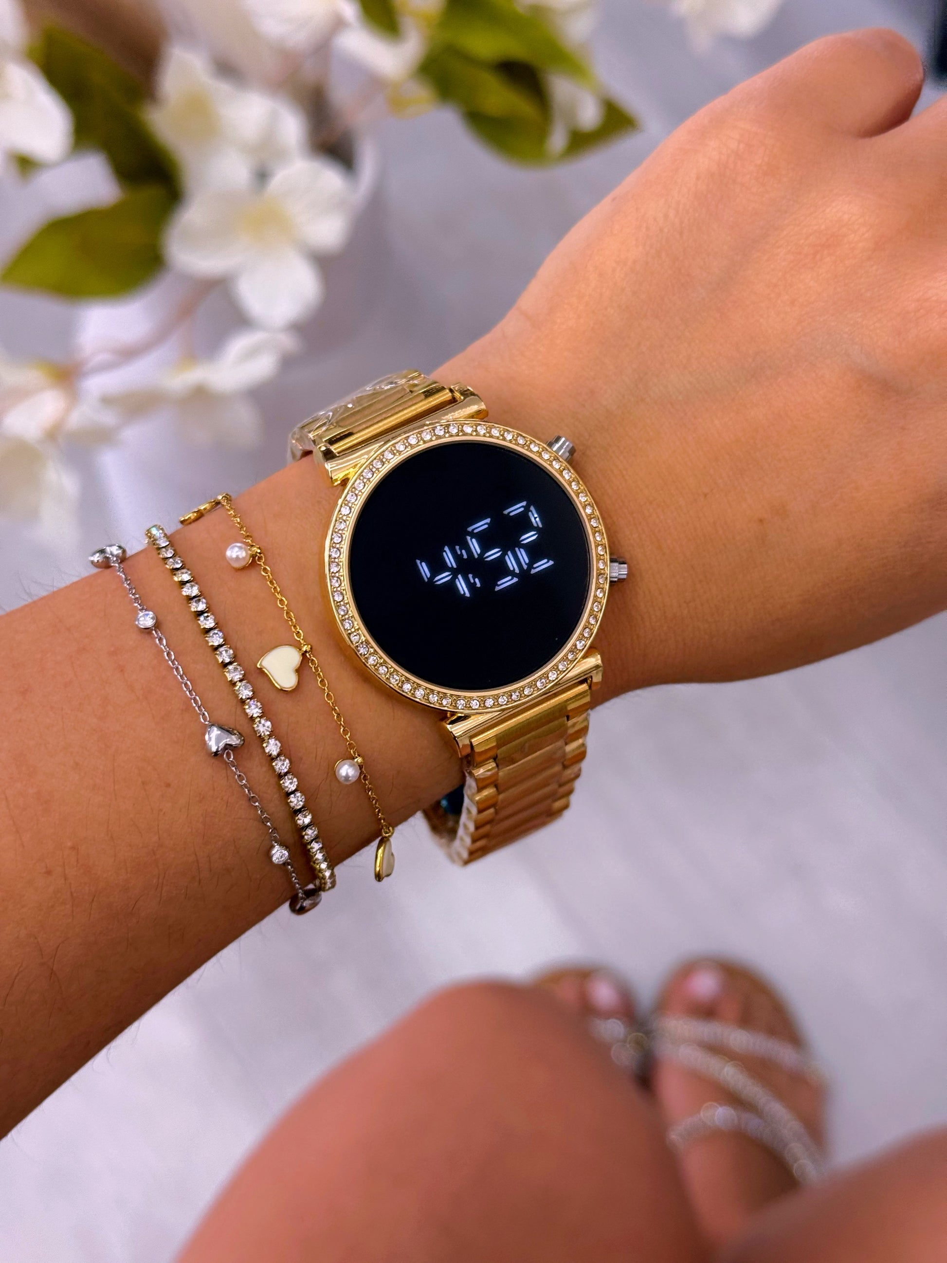 Relógio digital dourado com brilhantes