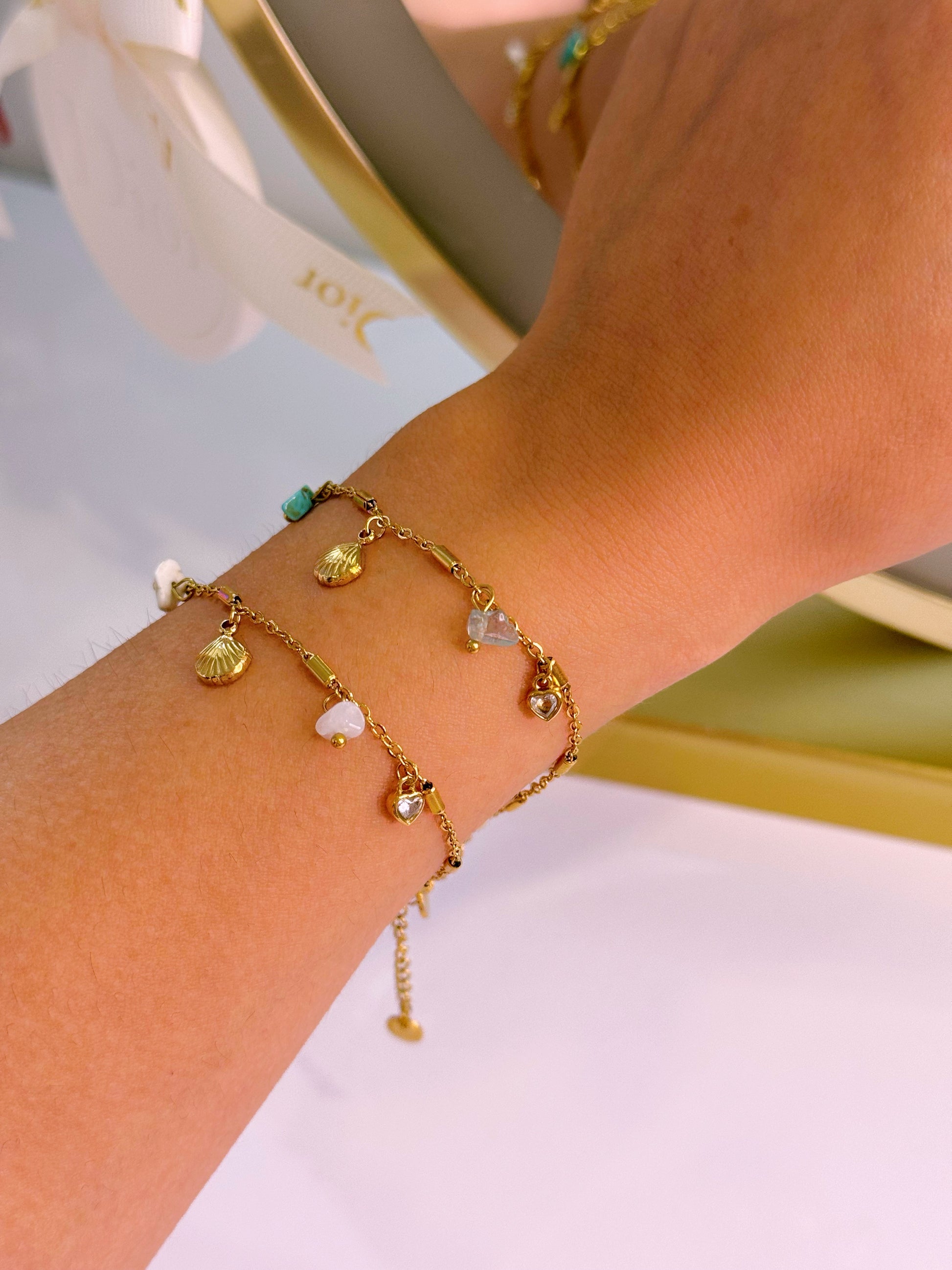 Pulseira delicada com pedrinhas e conchinha | 2 Cores