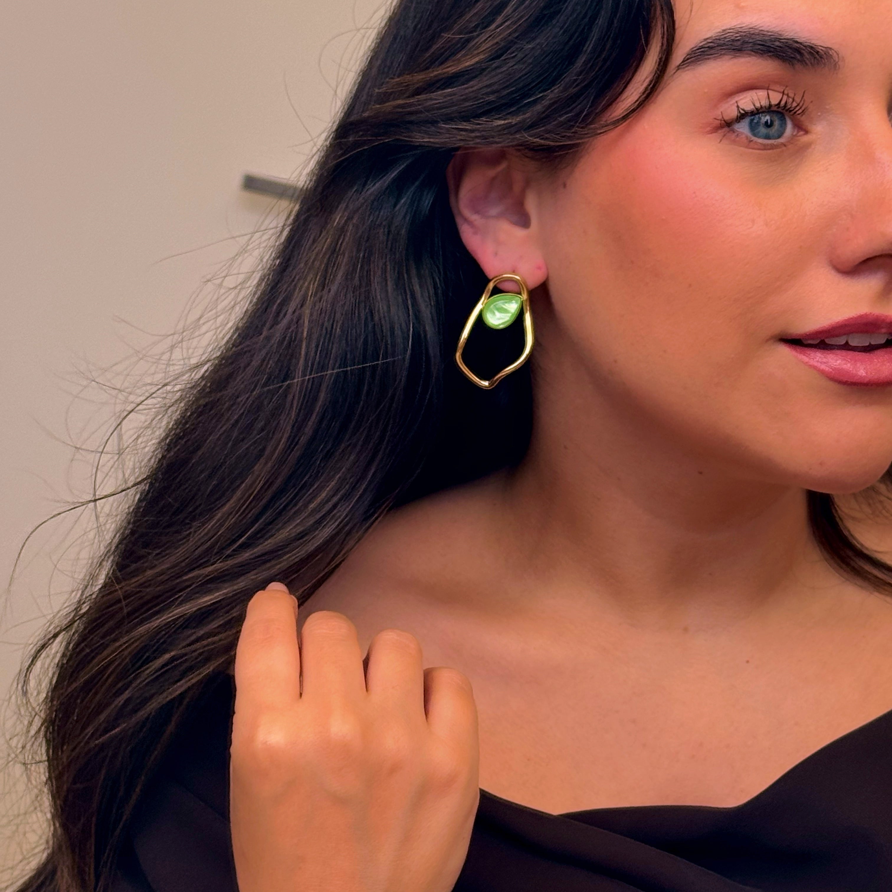 Brincos aro irregular com pedra verde | Dourado