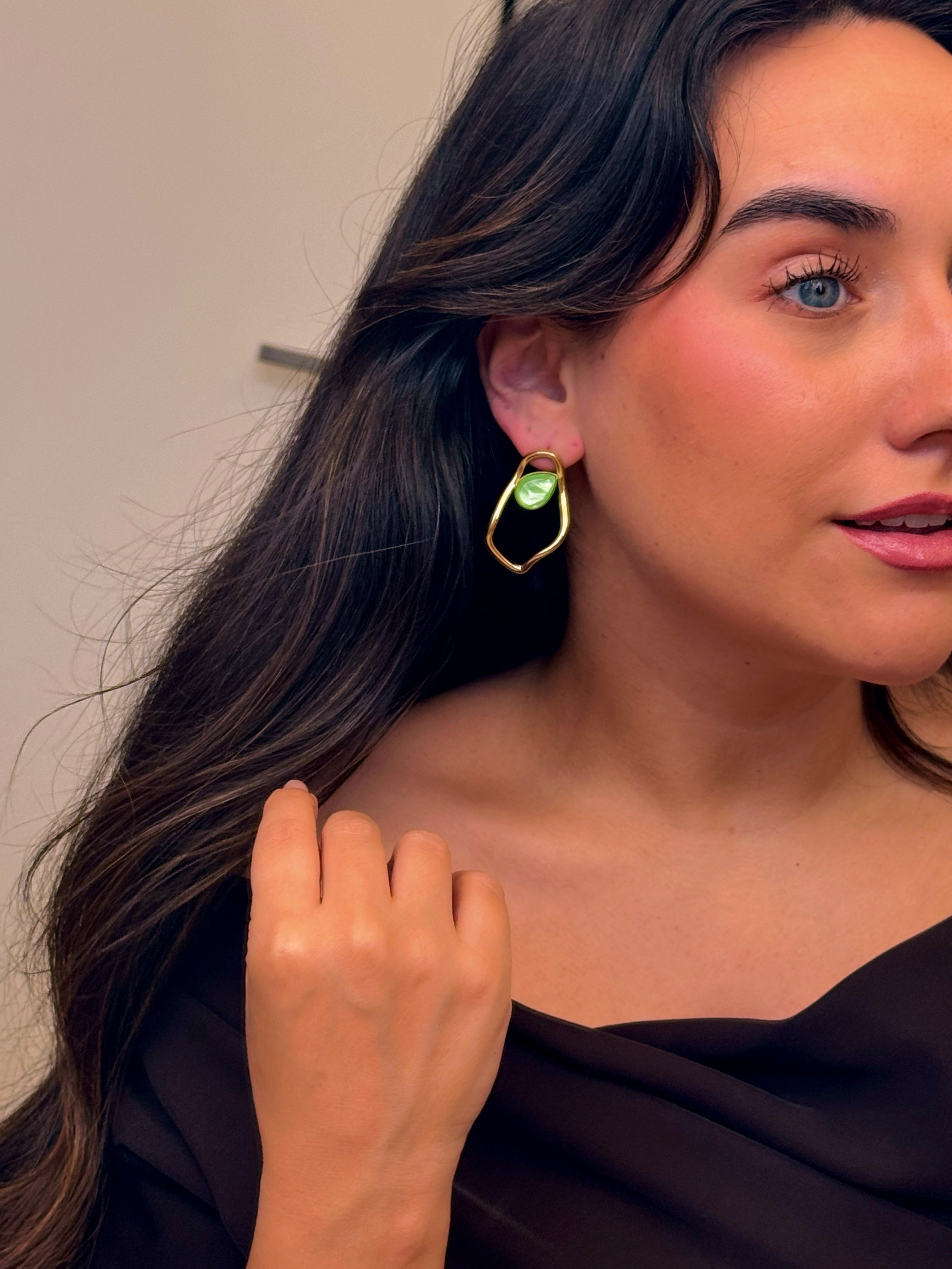 Brincos aro irregular com pedra verde | Dourado