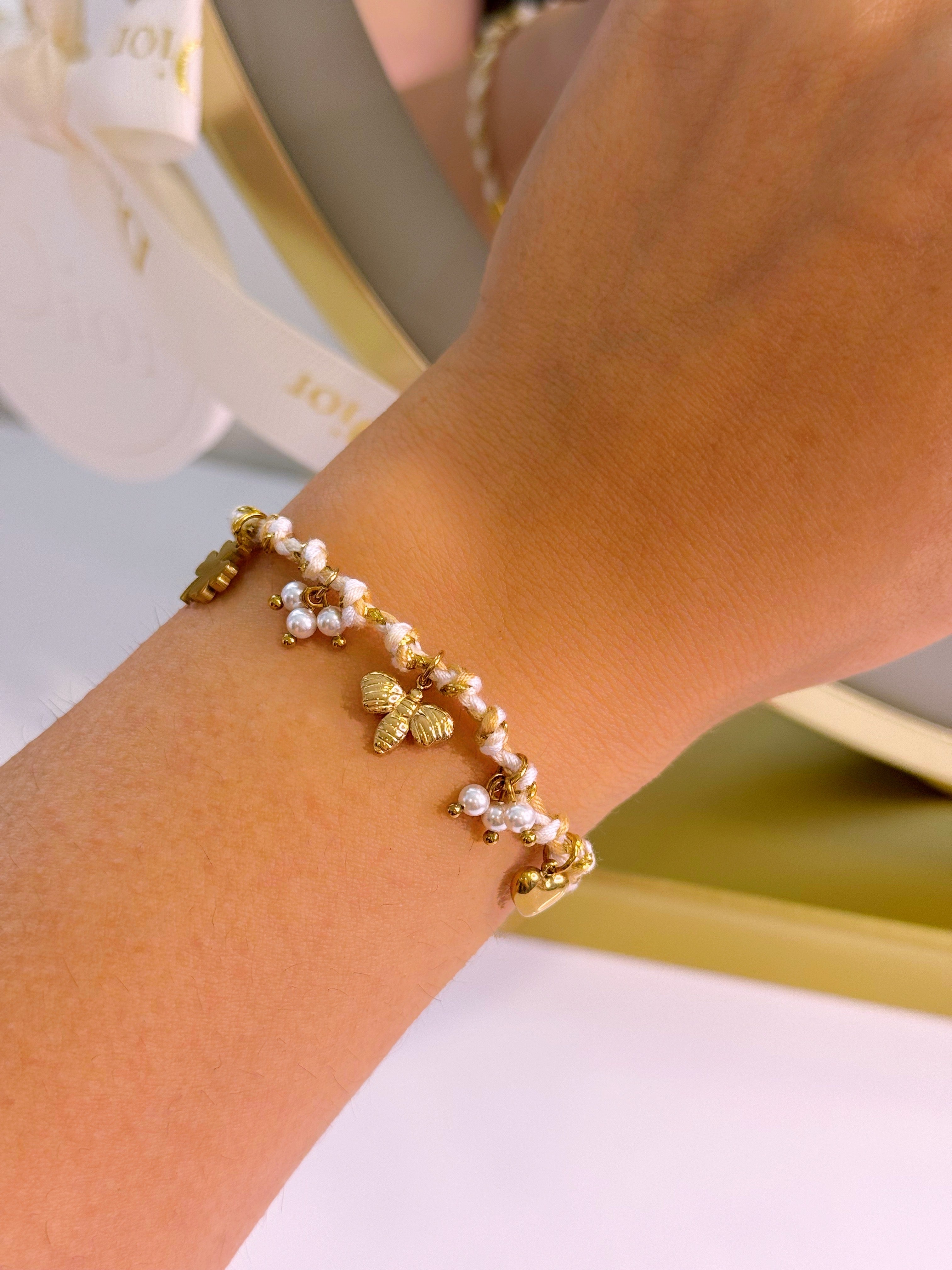 Pulseira cordão bege com pendentes e pérolas | Dourado
